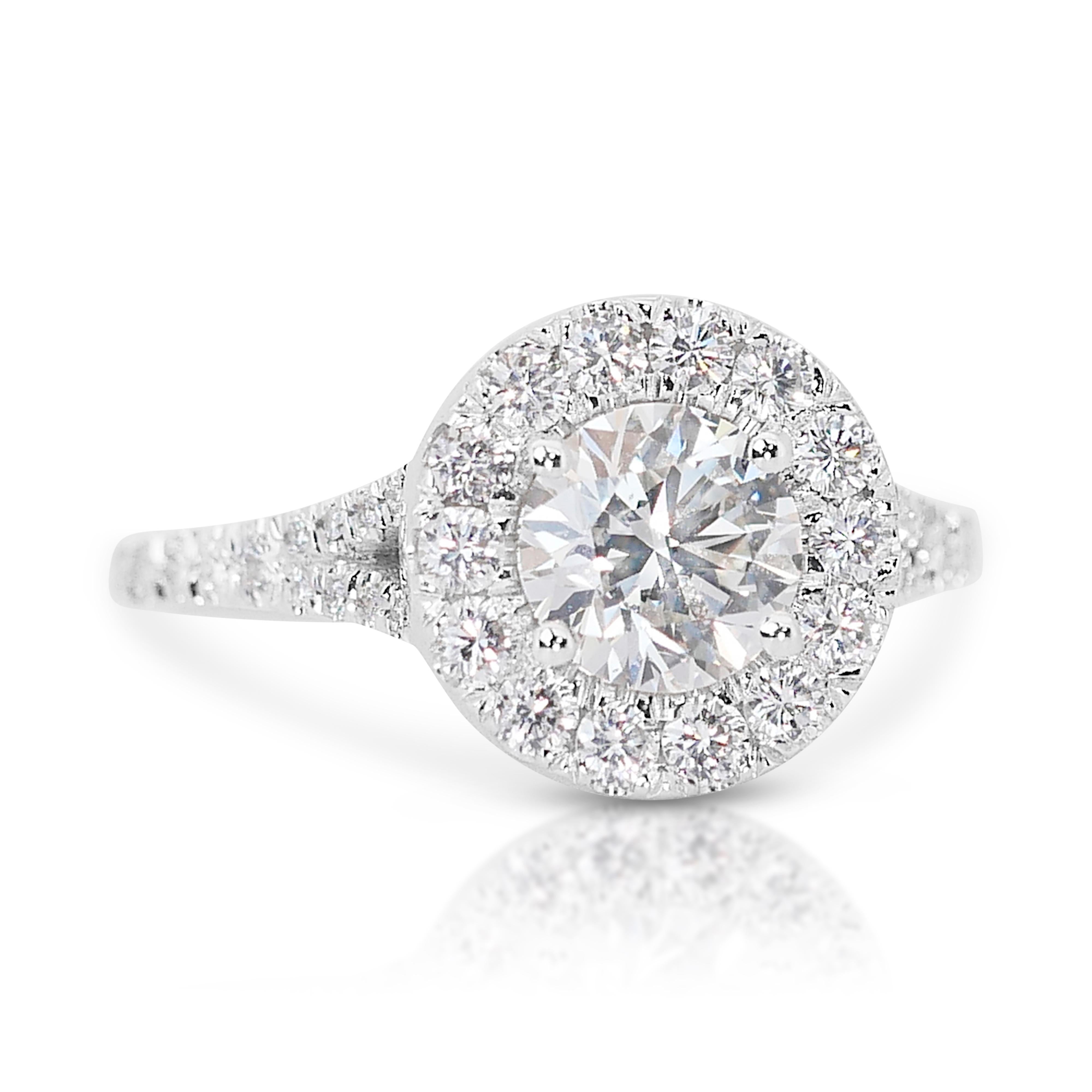 Splendido anello aureolato con diamanti a taglio ideale triplo eccellente da 1,56 carati in oro bianco 18 carati - Certificato GIA

Questo splendido anello aureola in oro bianco 18 carati presenta un diamante rotondo mozzafiato da 1,00 carati con un