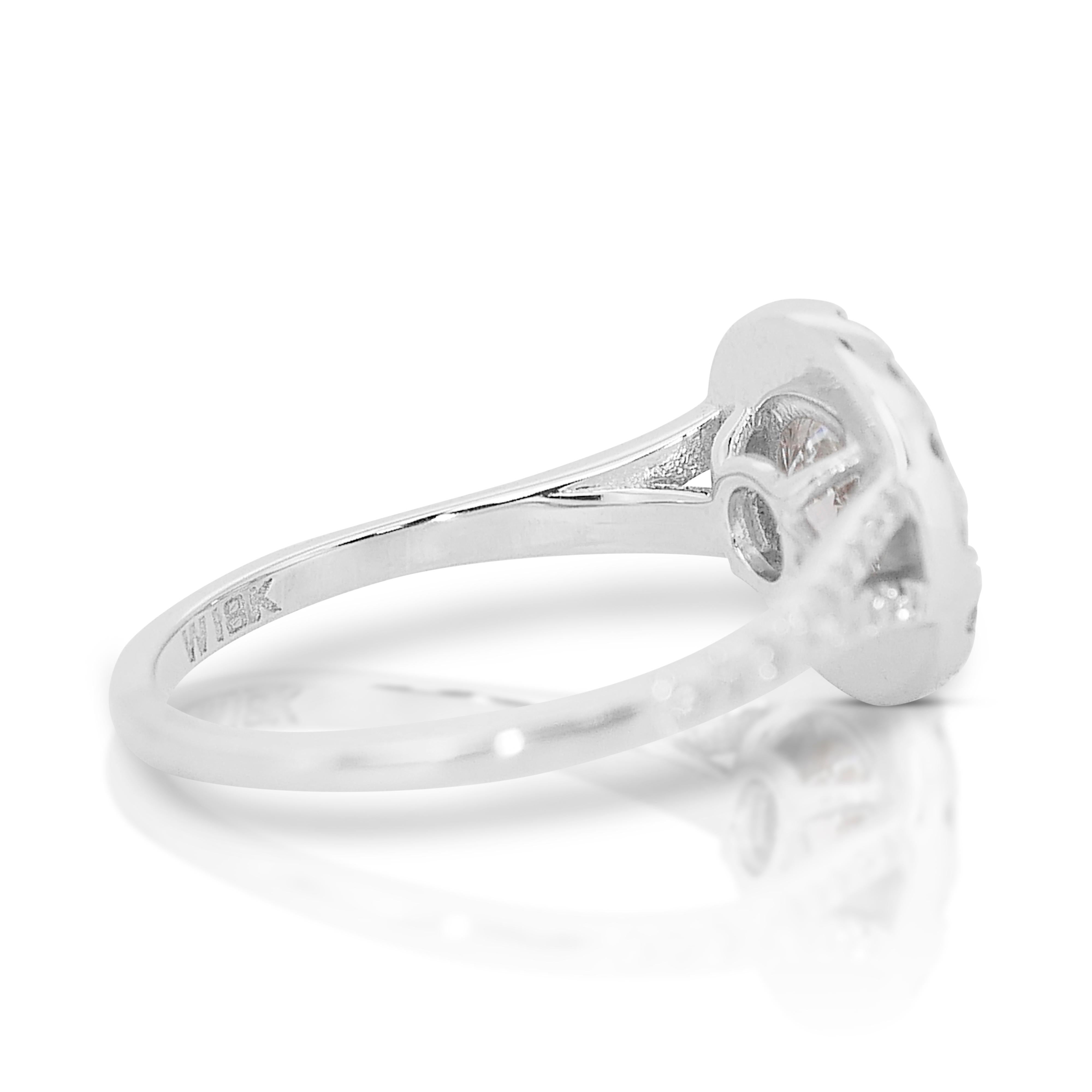 Taglio rotondo Splendido anello aureolato con diamanti a taglio ideale triplo eccellente da 1,56 carati in oro bianco 18 ct. in vendita