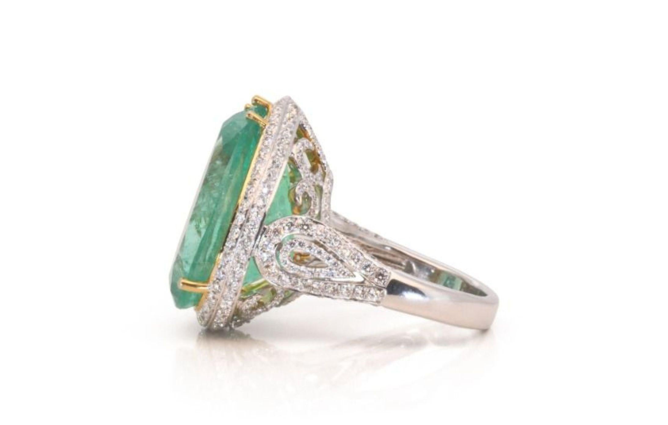 Gorgeous 15ct. Pear Shape Emerald Ring For Sale 1