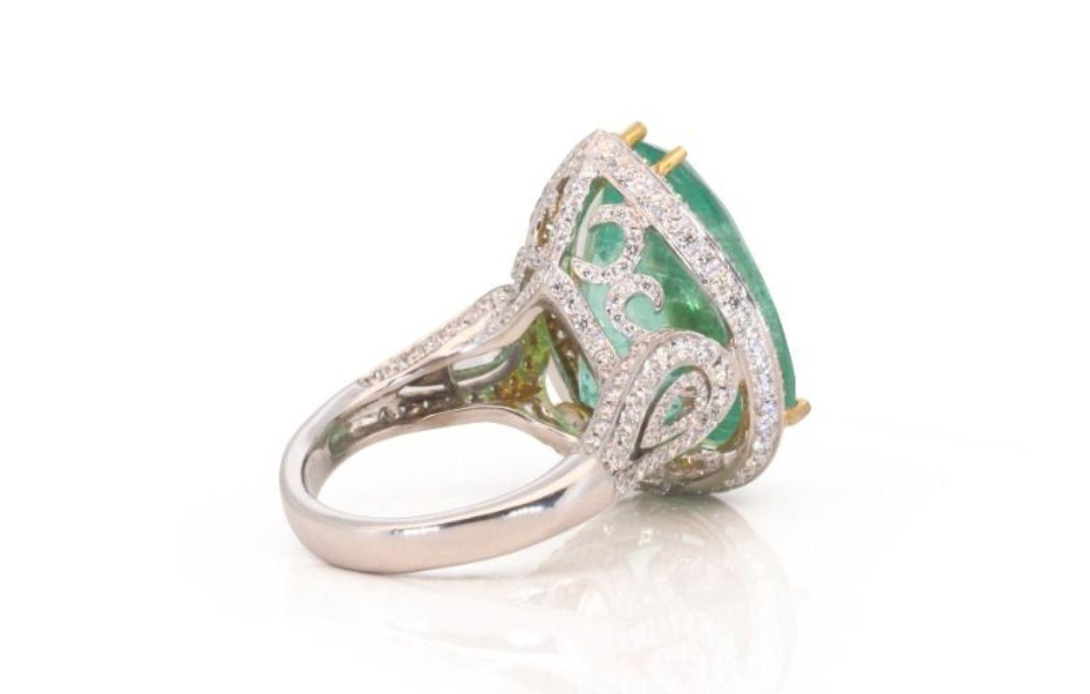 Gorgeous 15ct. Pear Shape Emerald Ring For Sale 3