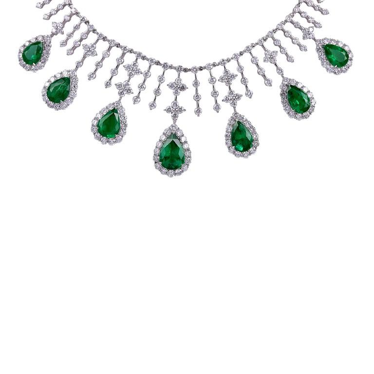 7 pear shape emeralds, total carat weight 15.67
16.60 carat diamond
Set in platinum
