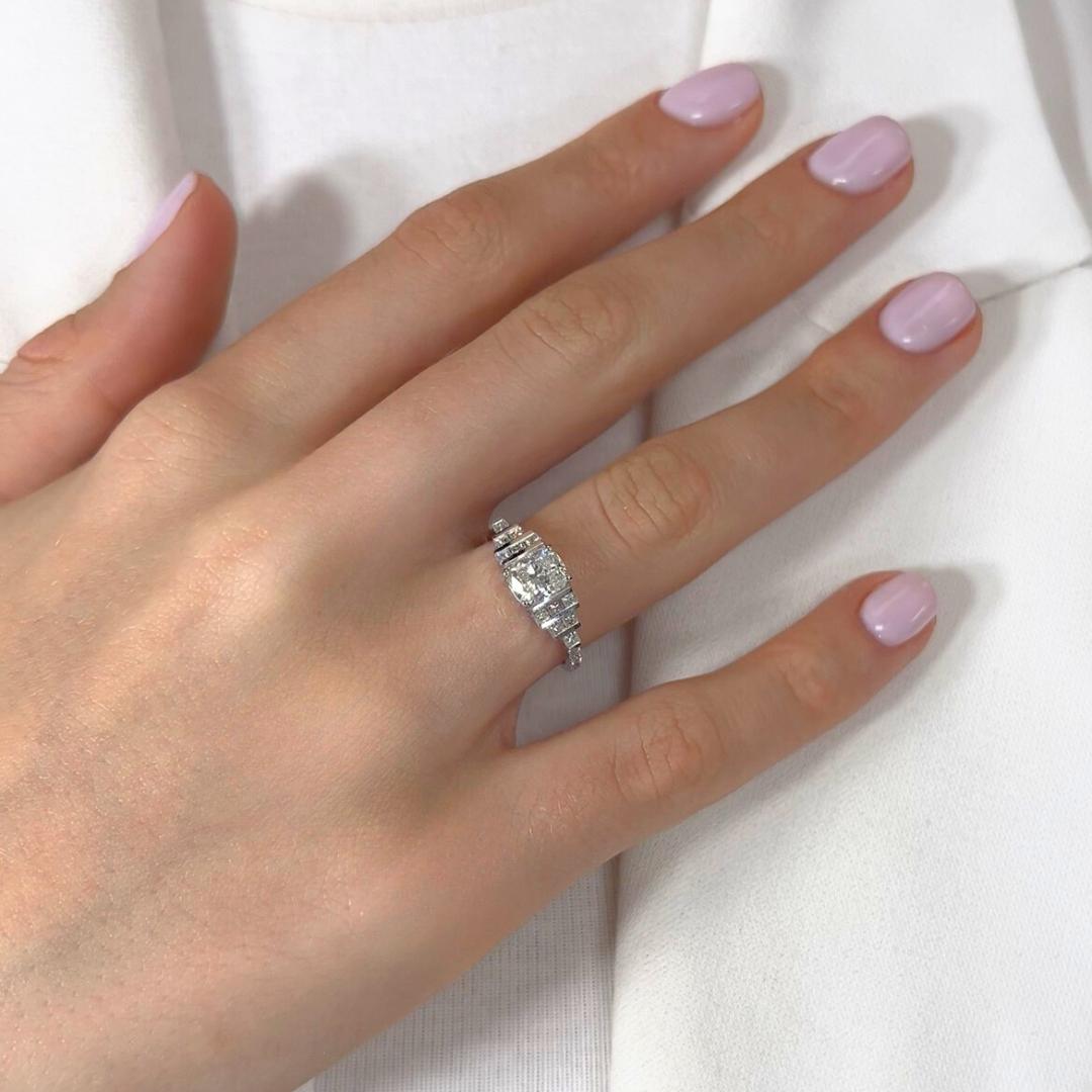 Splendido anello con 1,66 carati di diamanti in oro bianco 18 carati - Certificato IGI

Elegante e pieno di carattere, questo anello in oro bianco 18 carati è incentrato su un diamante con taglio a cuscino da 1,07 carati, di grado e purezza quasi