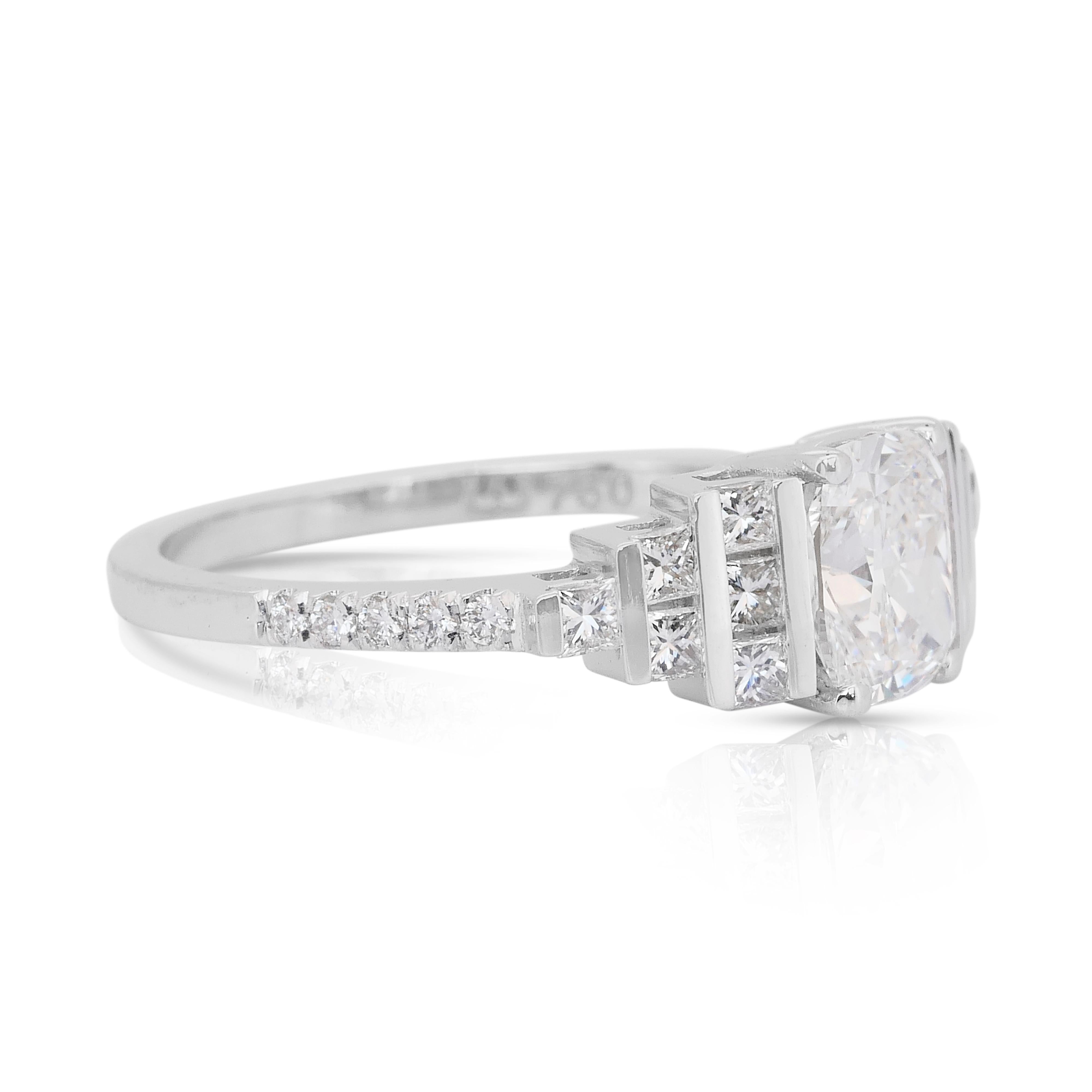 Taglio cuscino Splendido anello con 1,66 carati di diamanti in oro bianco 18 carati - Certificato IGI in vendita