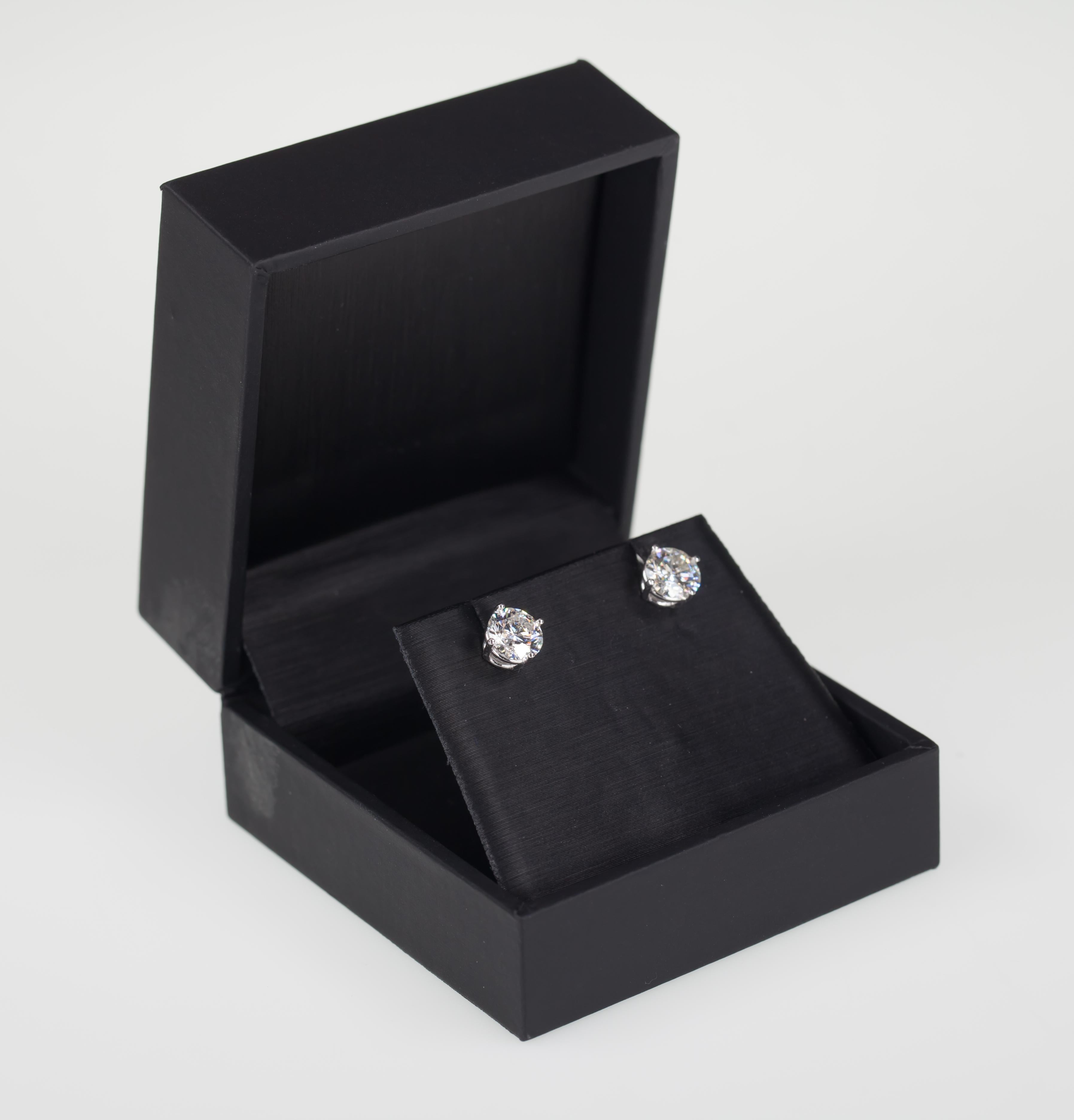 Beautiful Round Diamond Stud Earrings in 4-Prong Screwback Settings
Total Diamond Weight = 1.72 Cts
Average Color = H
Average Clarity = SI2
Dimensions of Diamonds
1) 6.12 mm x 2.86 mm
2) 6.13 mm x 3.62 mm
Total Mass = 1.55 grams
Beautiful Gift!
