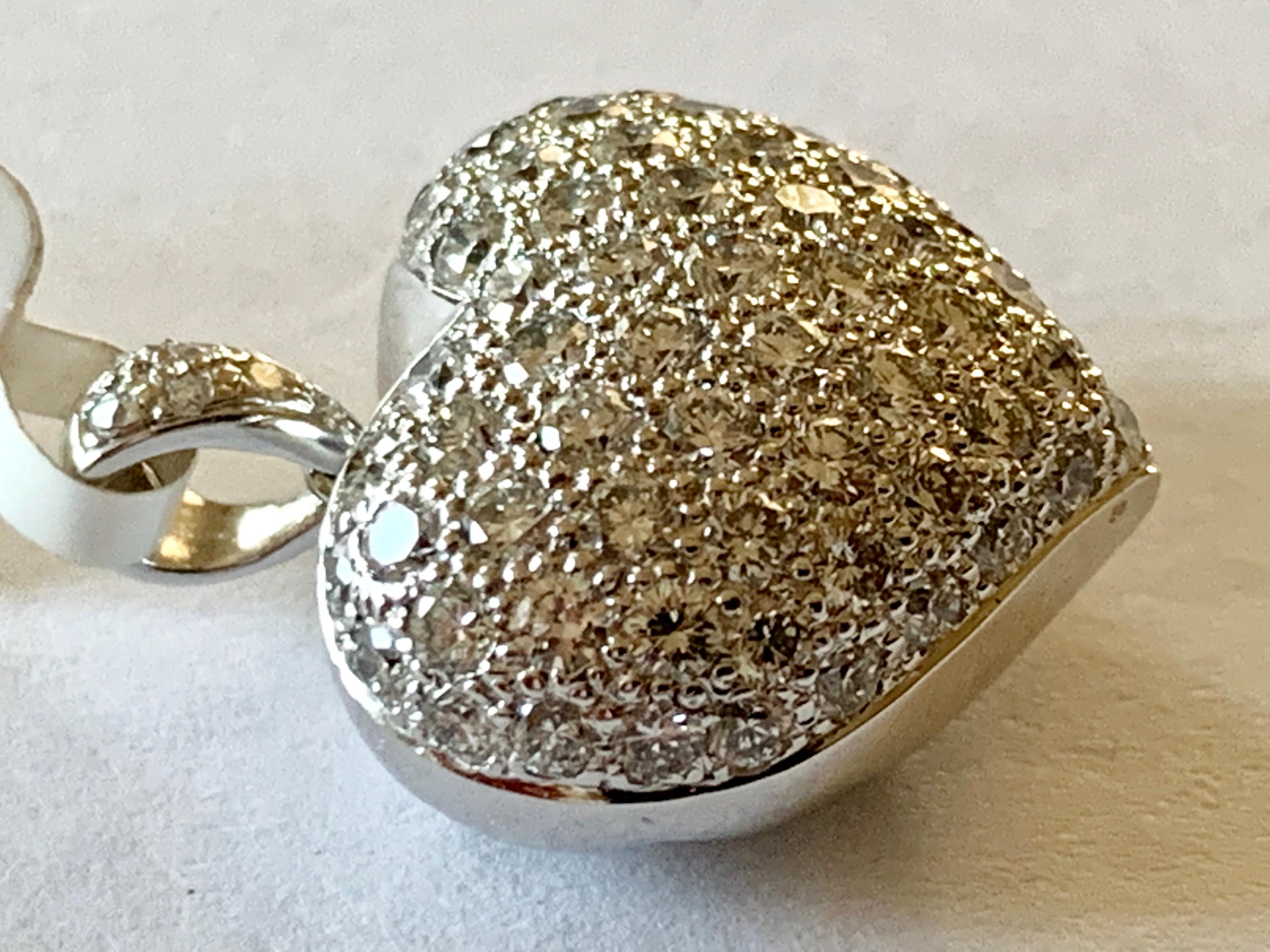 Superbe pendentif cœur en or blanc 18 carats pavé de diamants 1,80 carat Unisexe en vente