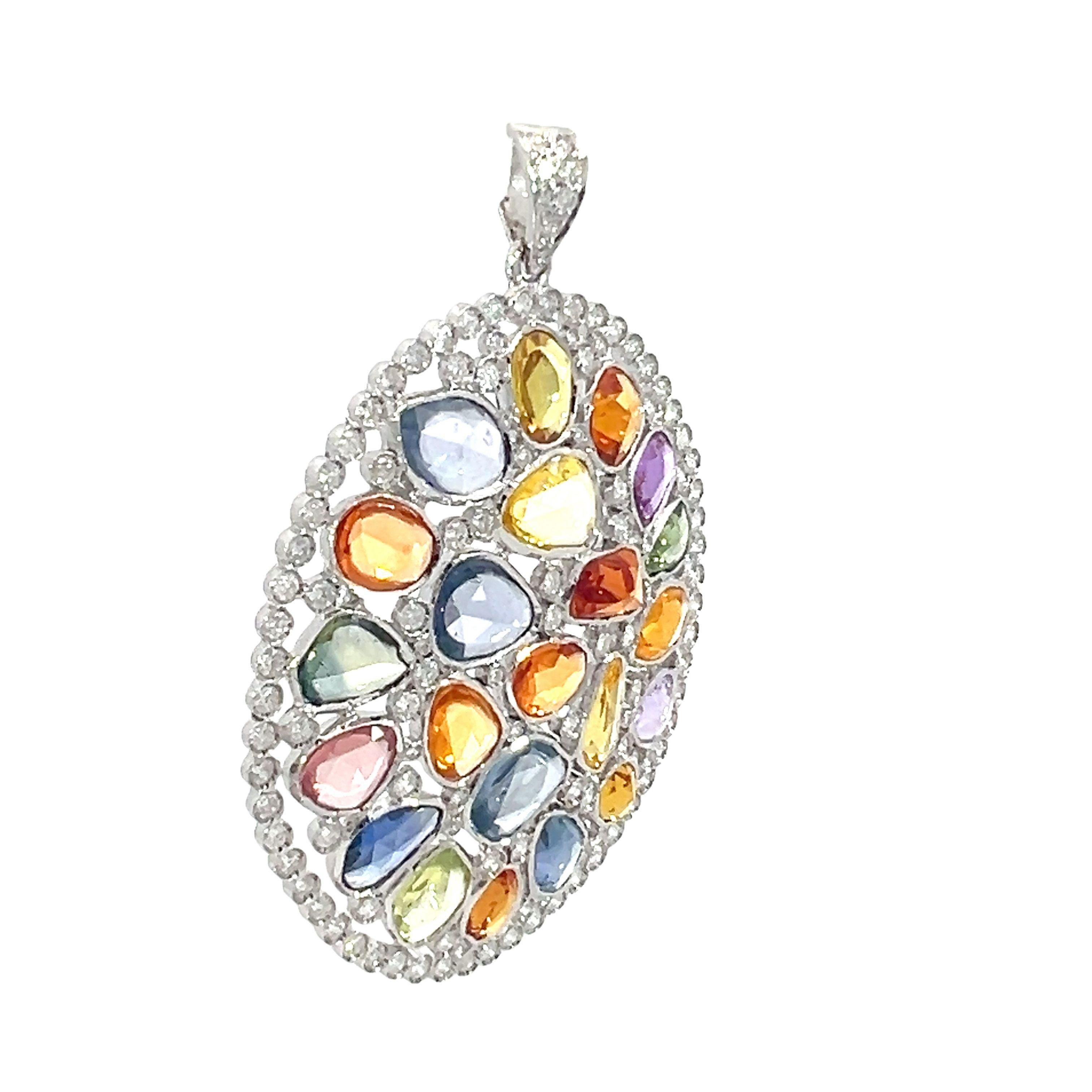 Cet étonnant pendentif significatif en multi-saphirs et diamants est serti dans de l'or blanc 18 carats et comporte 23,60 carats de multi-saphirs et 3,33 carats de diamants. 

Ce magnifique pendentif est orné d'une multitude de saphirs sertis dans