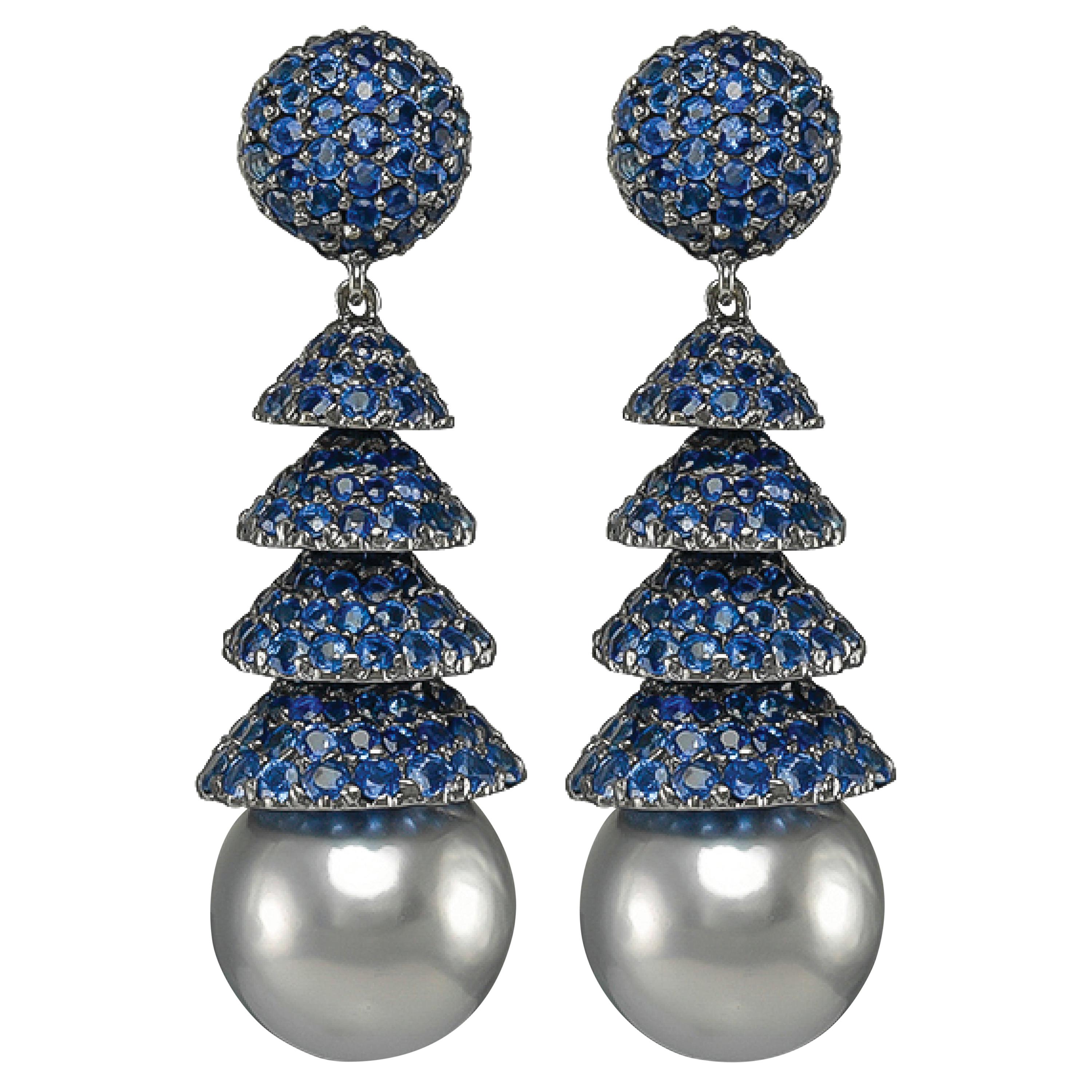 Sophia D. Boucles d'oreilles en or blanc avec perles noires et saphirs bleus en vente