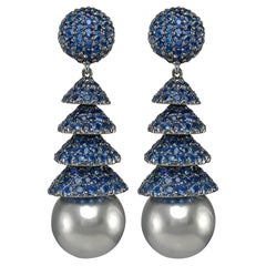 Sophia D. Boucles d'oreilles en or blanc avec perles noires et saphirs bleus