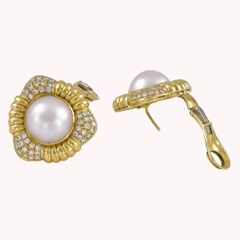 18 karat yellow gold pearl earrings with 1.50 carat diamonds

Sophia D by Joseph Dardashti LTD has been known worldwide for 35 years and are inspired by classic Art Deco design that merges with modern manufacturing techniques.