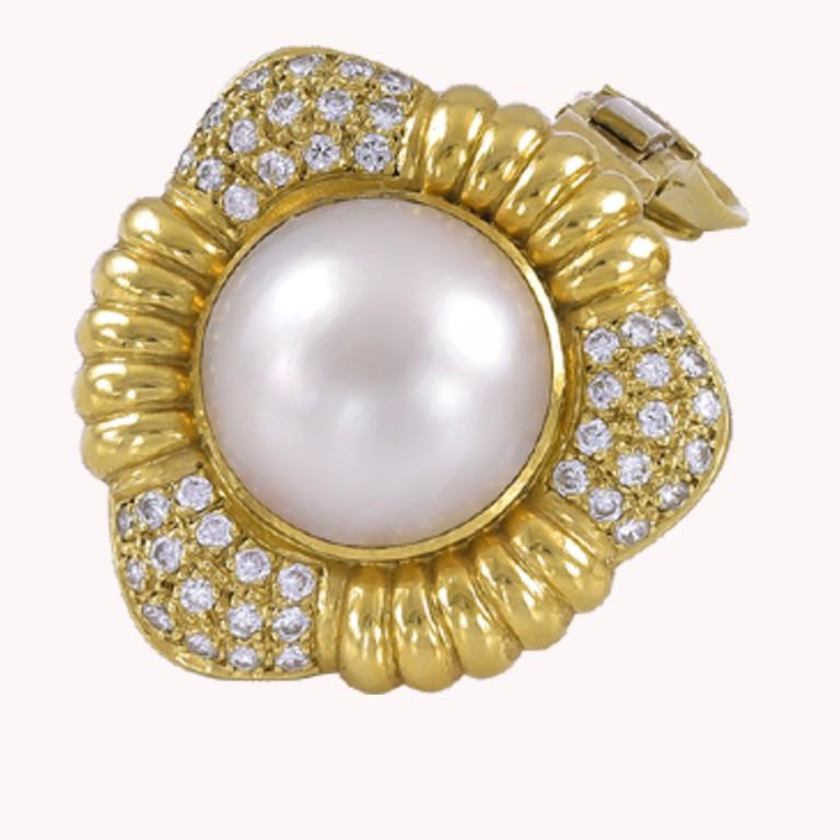 Taille ronde Boucles d'oreilles Sophia D en or jaune 18 carats, diamants et perles en vente