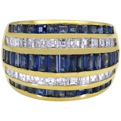 Anello a cupola in oro giallo con zaffiri blu e diamanti Sophia D.