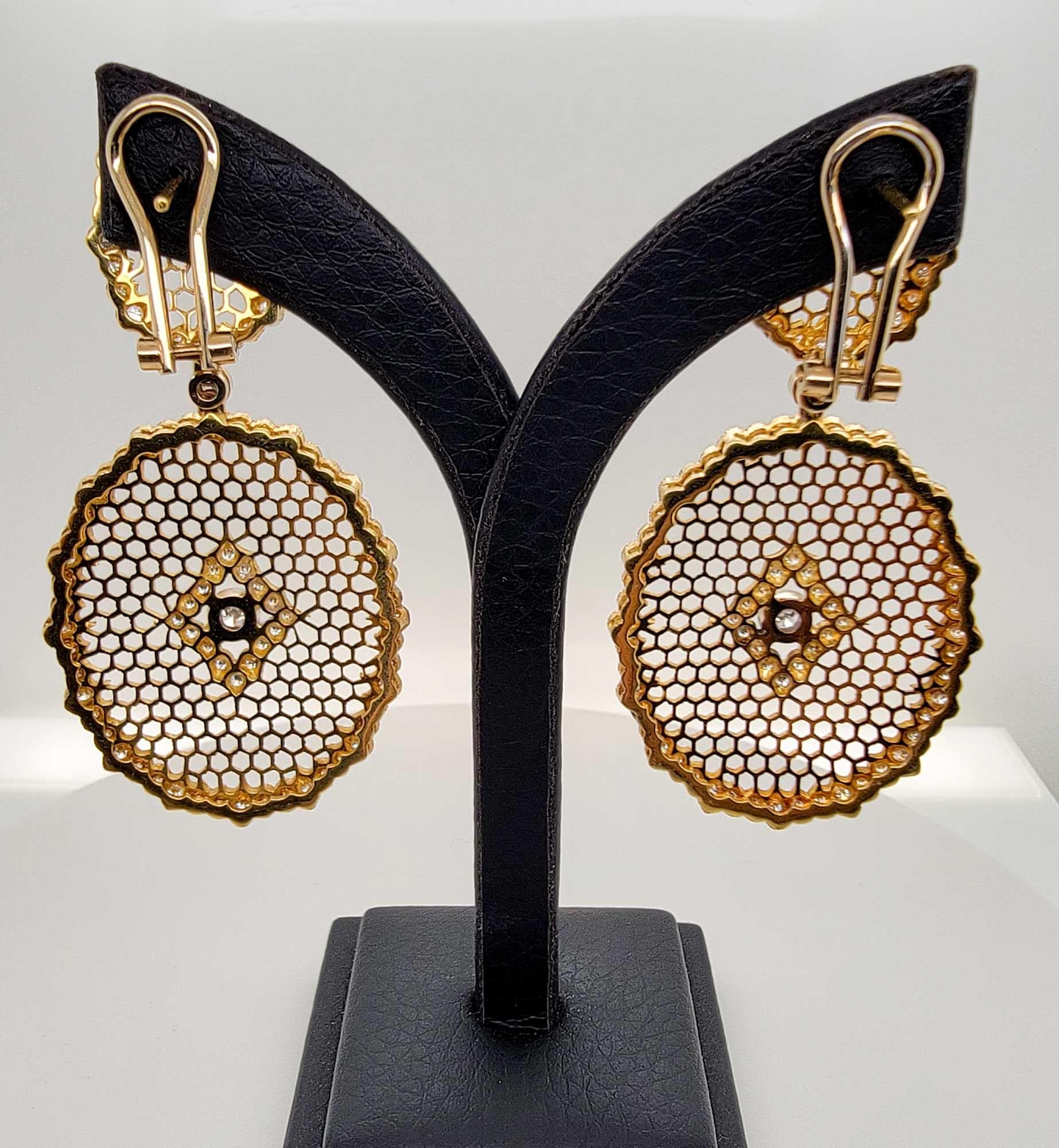 Taille ronde Sophia Boucles d'oreilles en or jaune avec diamants de 2,08 carats en vente