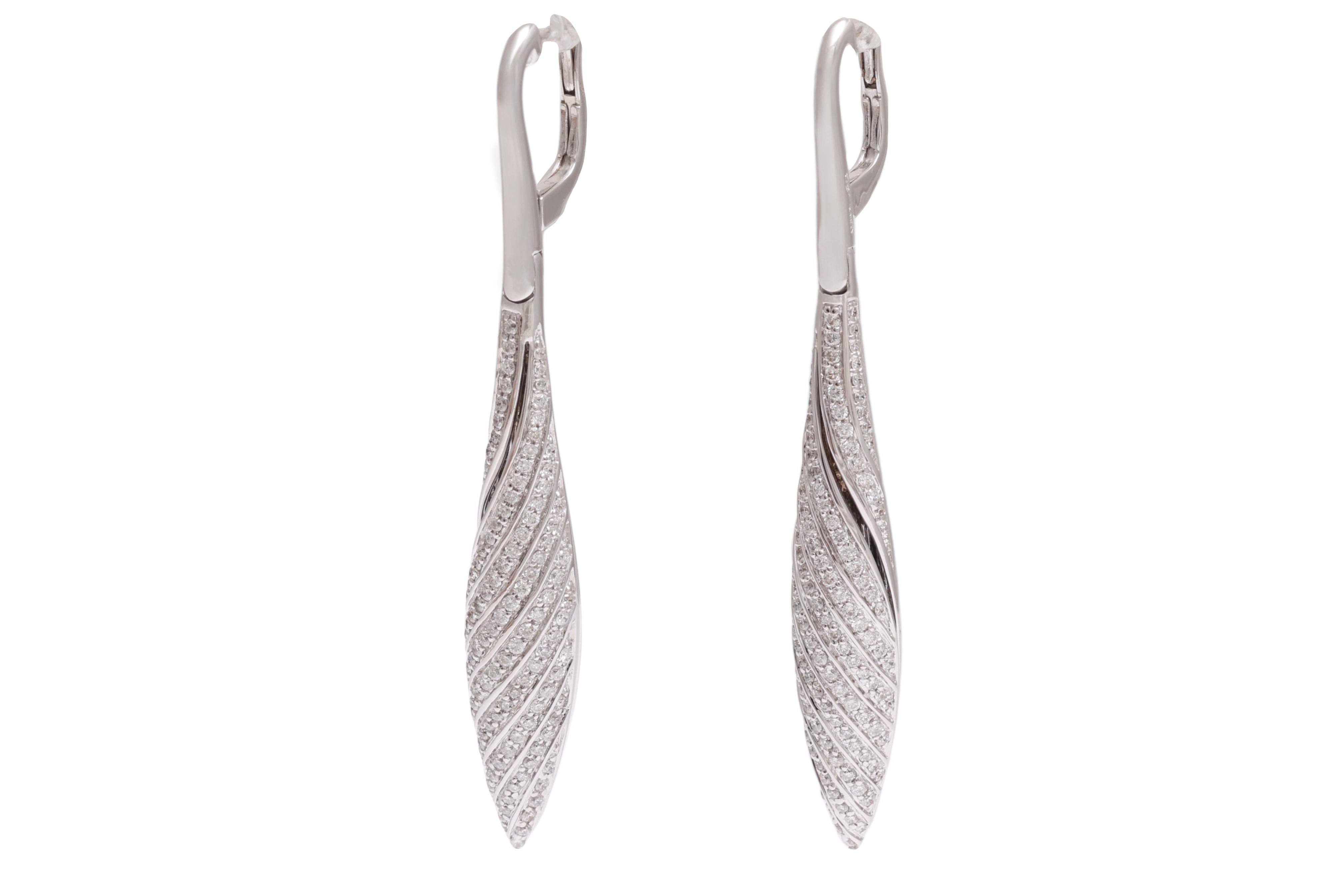 Magnifique pièce d'orfèvrerie 18 kt. Boucles d'oreilles en or blanc serties de 1,46 carat Diamants 

Diamant : Diamants de taille brillante ensemble ca. 1,46 ct. G SI

Matière : Or blanc 18 carats

Dimensions : 59 mm x 7,7 mm x 7,3 mm

Poids total :