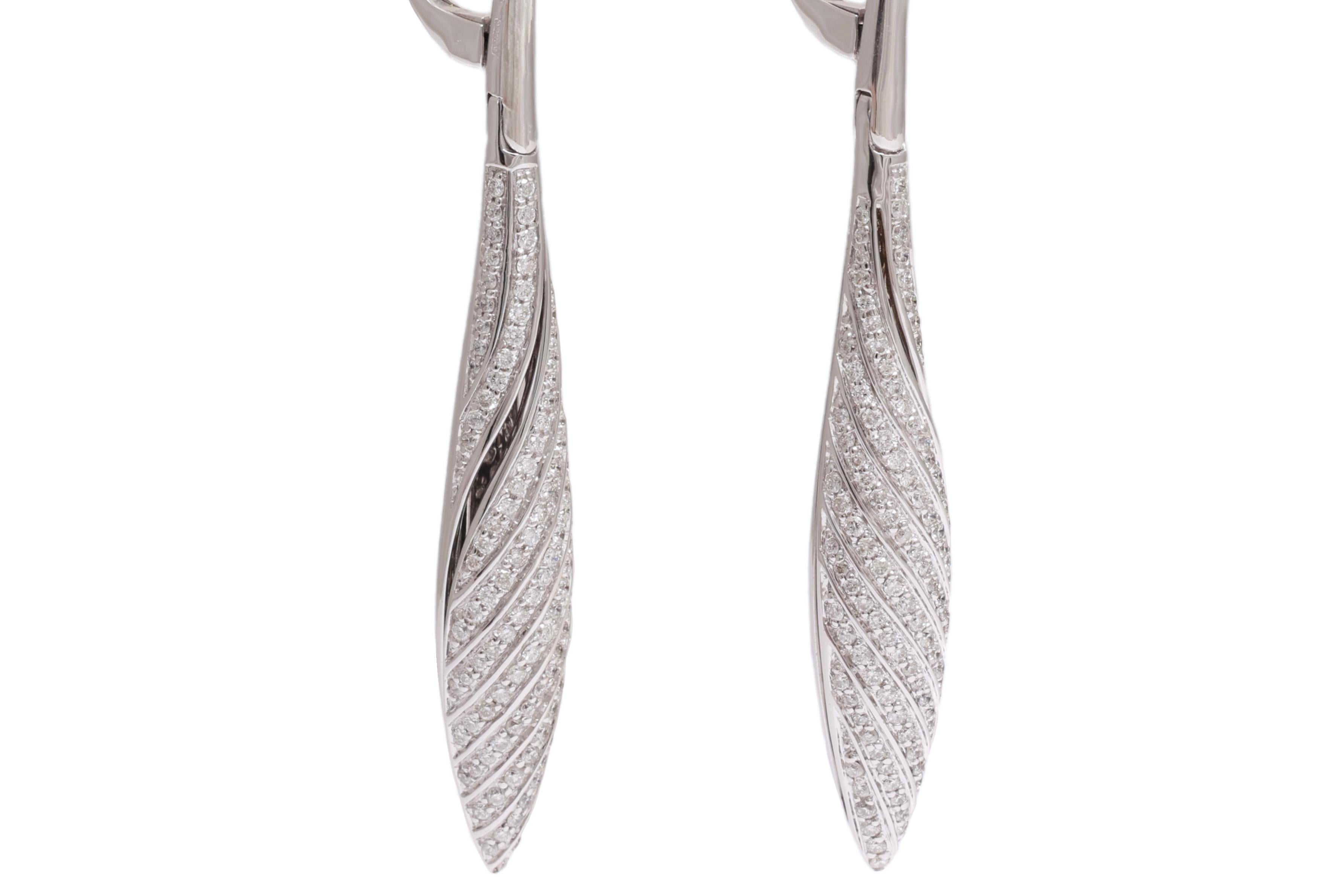 Moderne Magnifique pièce d'orfèvrerie 18 kt. Boucles d'oreilles en or blanc serties de 1,46 carat Diamants en vente