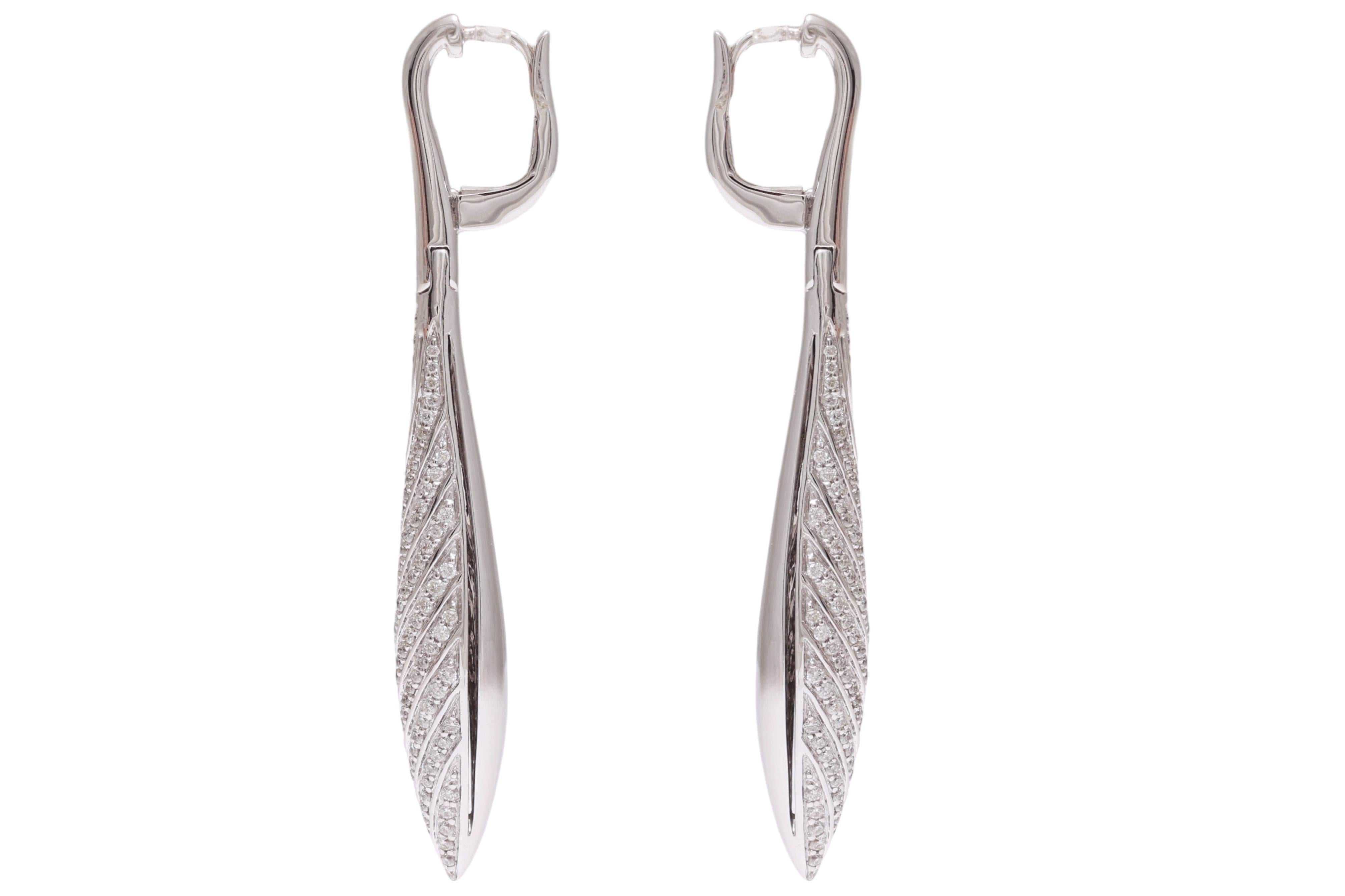 Taille brillant Magnifique pièce d'orfèvrerie 18 kt. Boucles d'oreilles en or blanc serties de 1,46 carat Diamants en vente