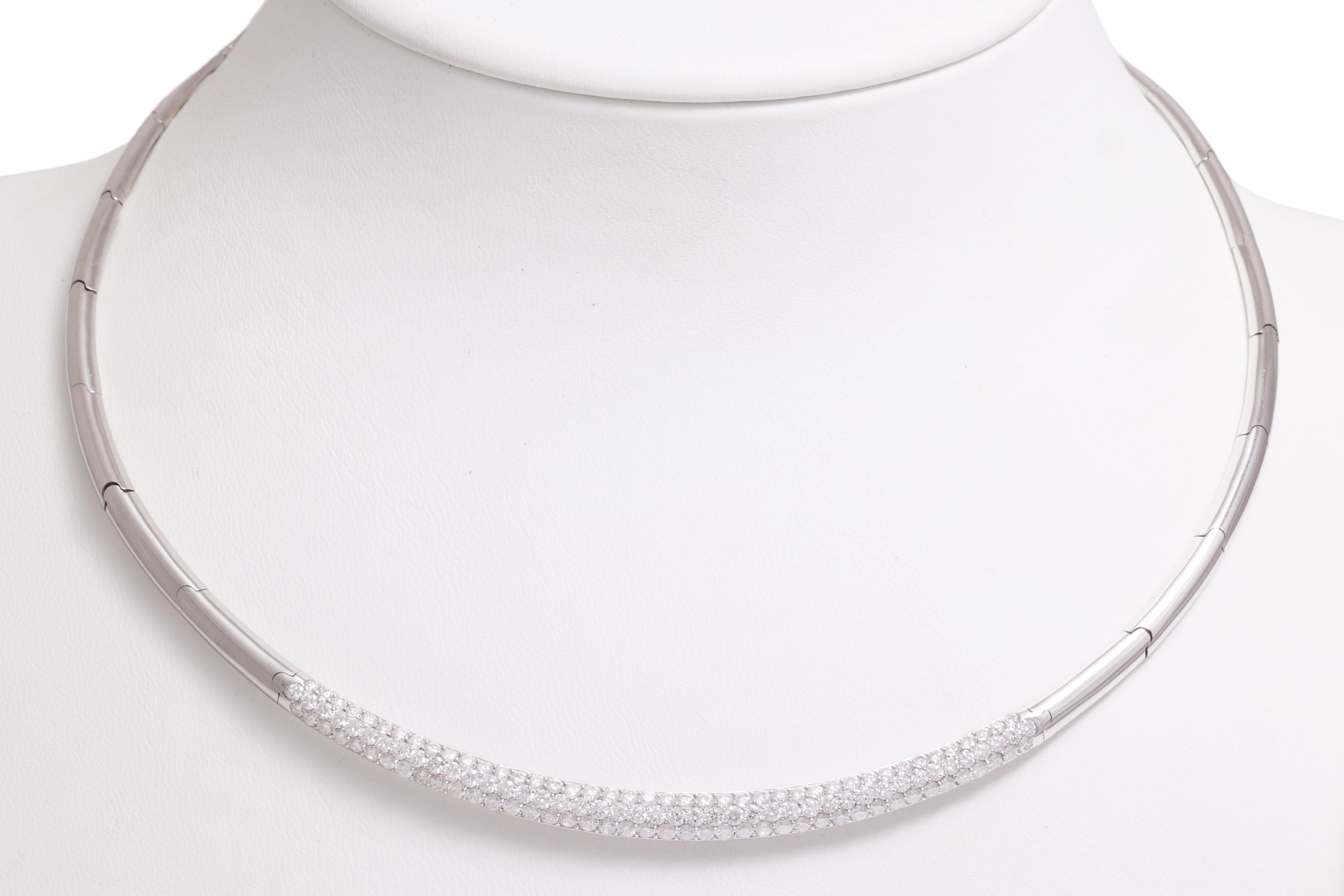 Splendido esemplare da 18 kt. Collana robusta in oro bianco con 2,6 carati. Diamanti 

Diamanti: Diamanti taglio Brilliante insieme 2.6 ct.

Materiale: Oro bianco 18 kt

Misure: Collana robusta di circa 43 cm

Peso totale: 20,5 grammi / 0,730 oz /