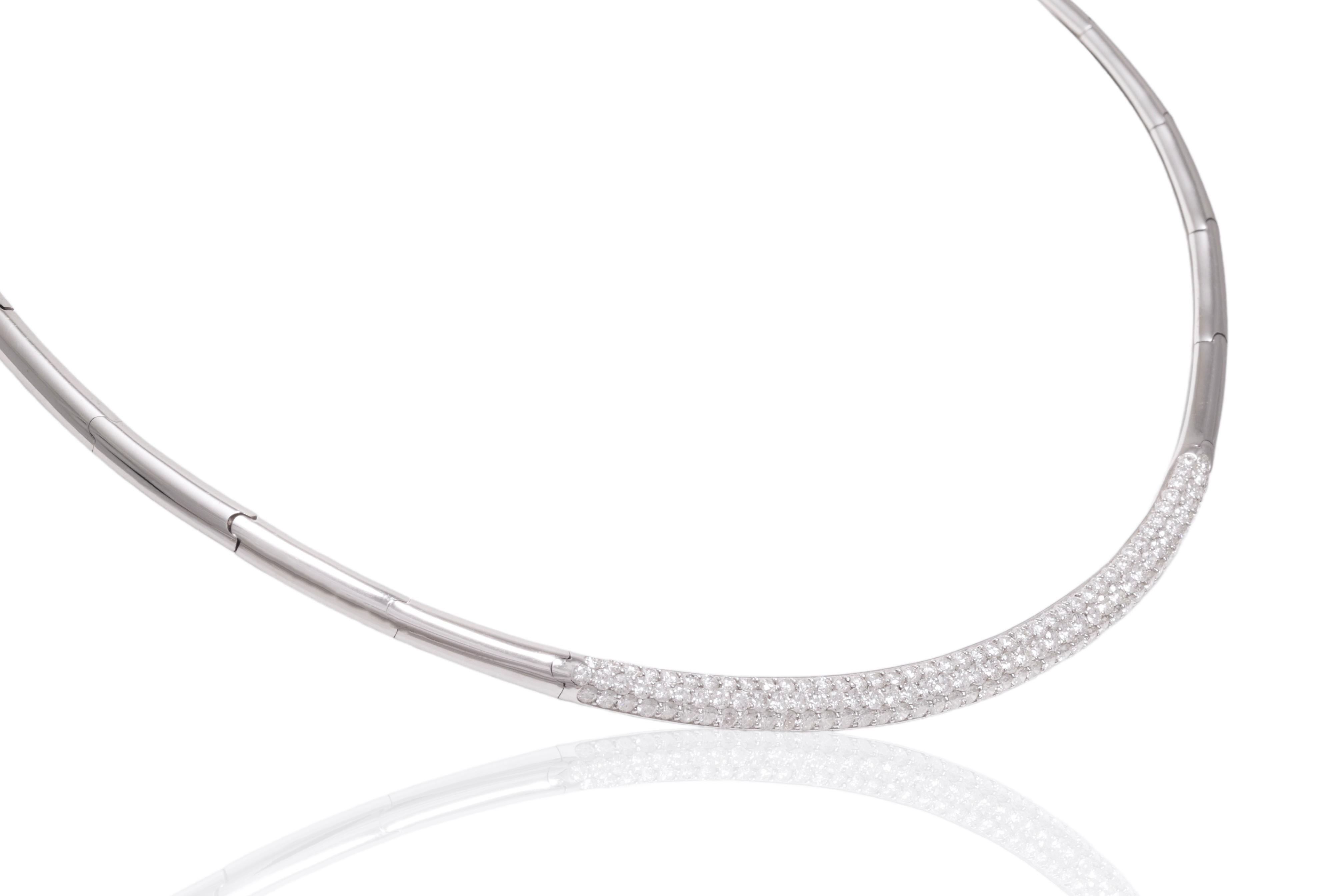 Brilliant Cut Gorgeous 18 kt. White Gold Sturdy Necklace with 2.6 ct. Diamonds  For Sale