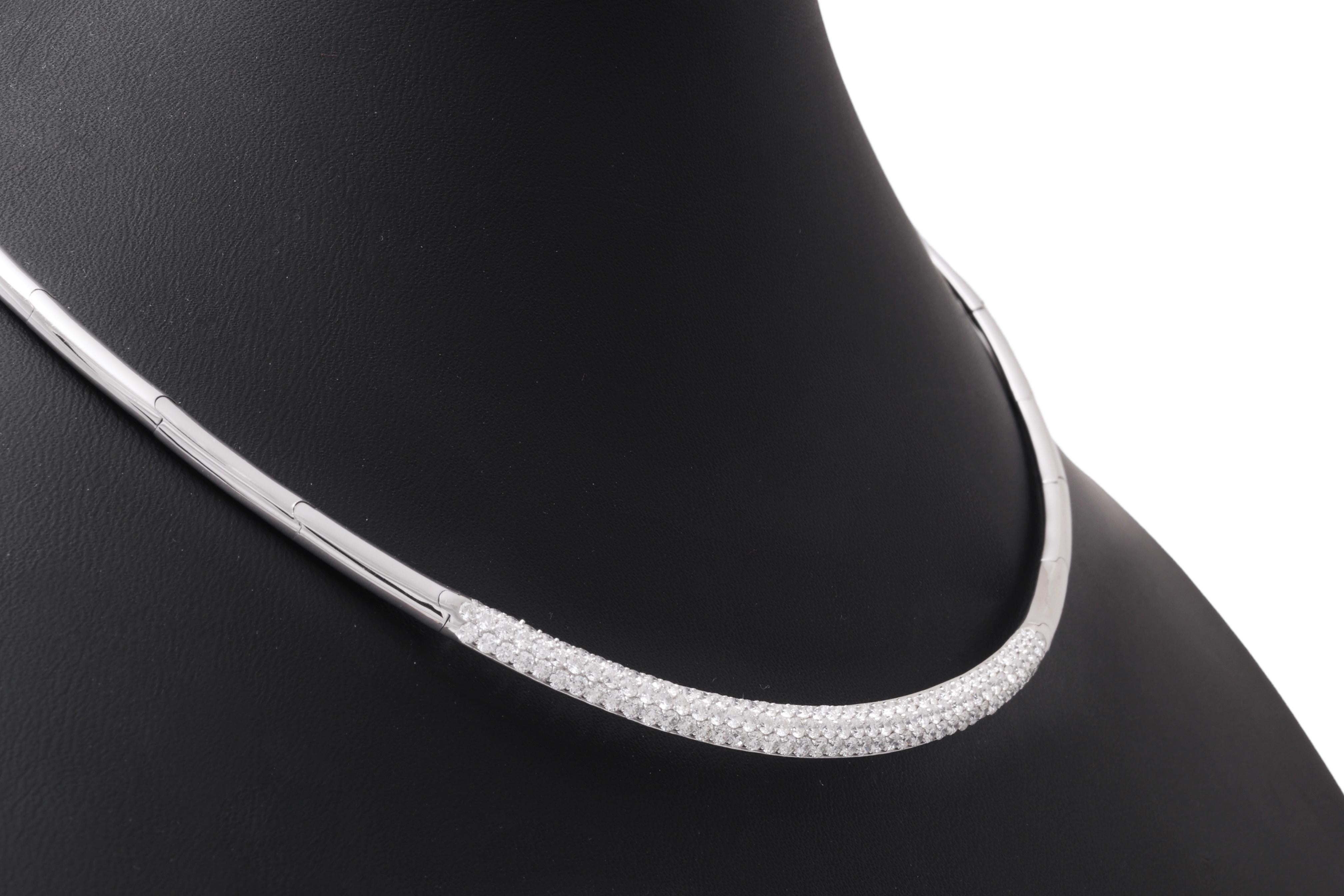 Gorgeous 18 kt. White Gold Sturdy Necklace with 2.6 ct. Diamonds  In New Condition For Sale In Antwerp, BE