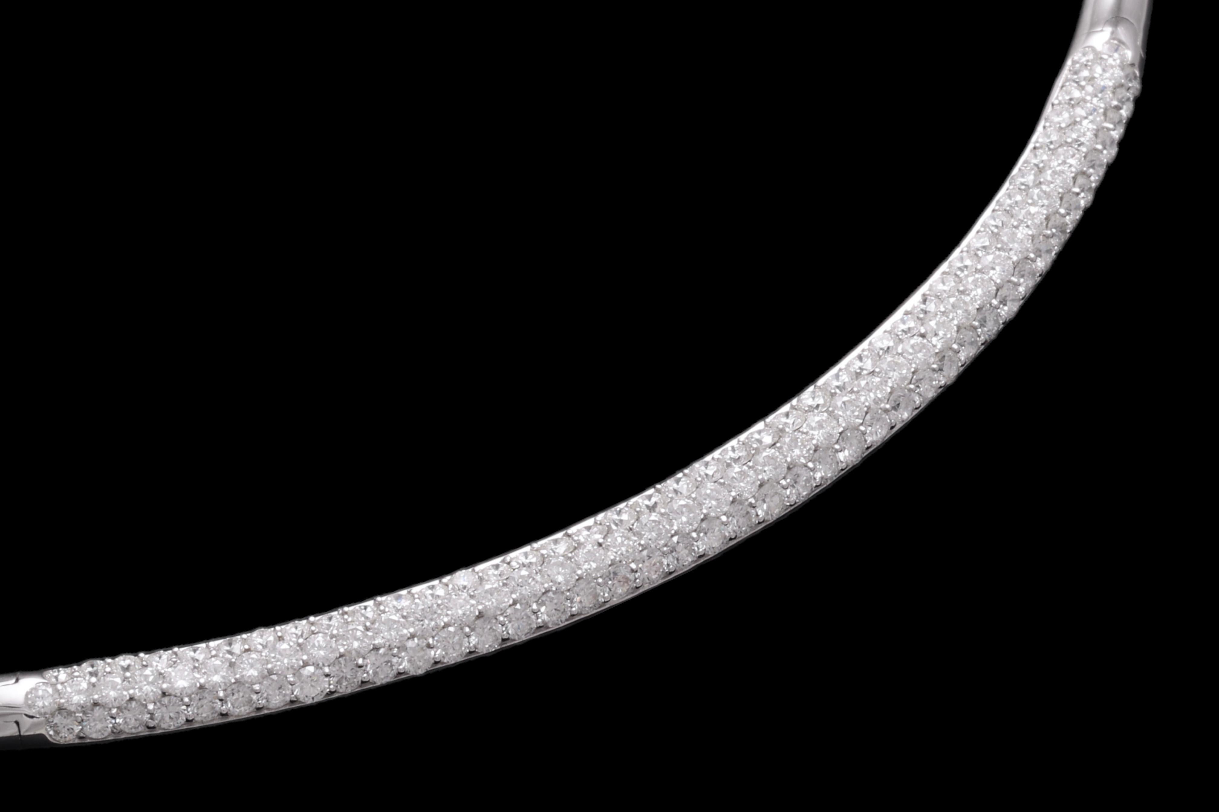 Splendido esemplare da 18 kt. Collana robusta in oro bianco con 2,6 carati. Diamanti in vendita 3