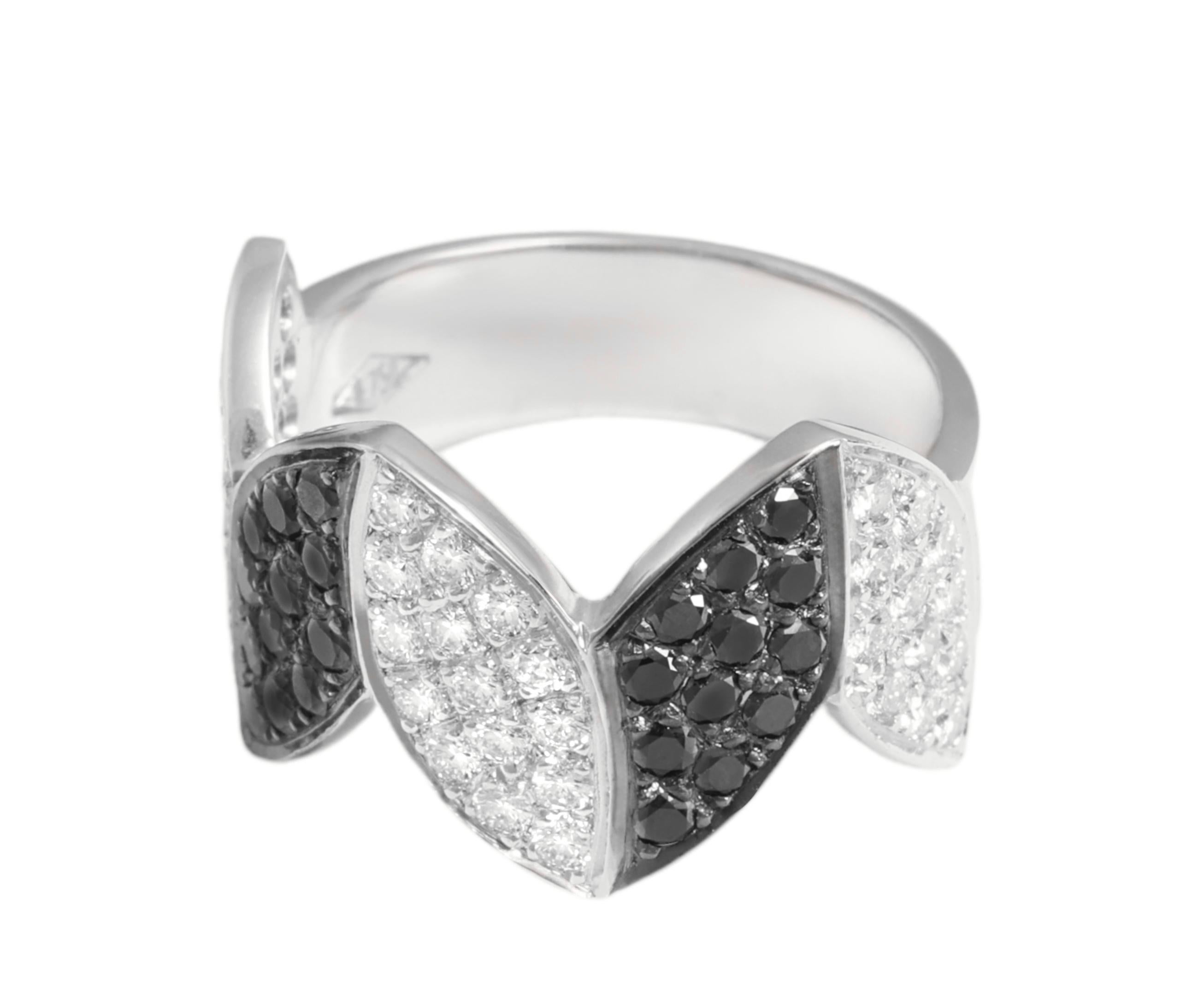 Gorgeous 18 kt. White Gold Zigzag 1.2 ct. Black & White Brilliant Cut Diamonds Ring

Completely Designed & hand made in our Atelier

 Material: 18 kt. solid white gold

Size: 55 1/2 EU   7300/   7 1/2 US (can be resized for free)

Weight: 8.1 g /