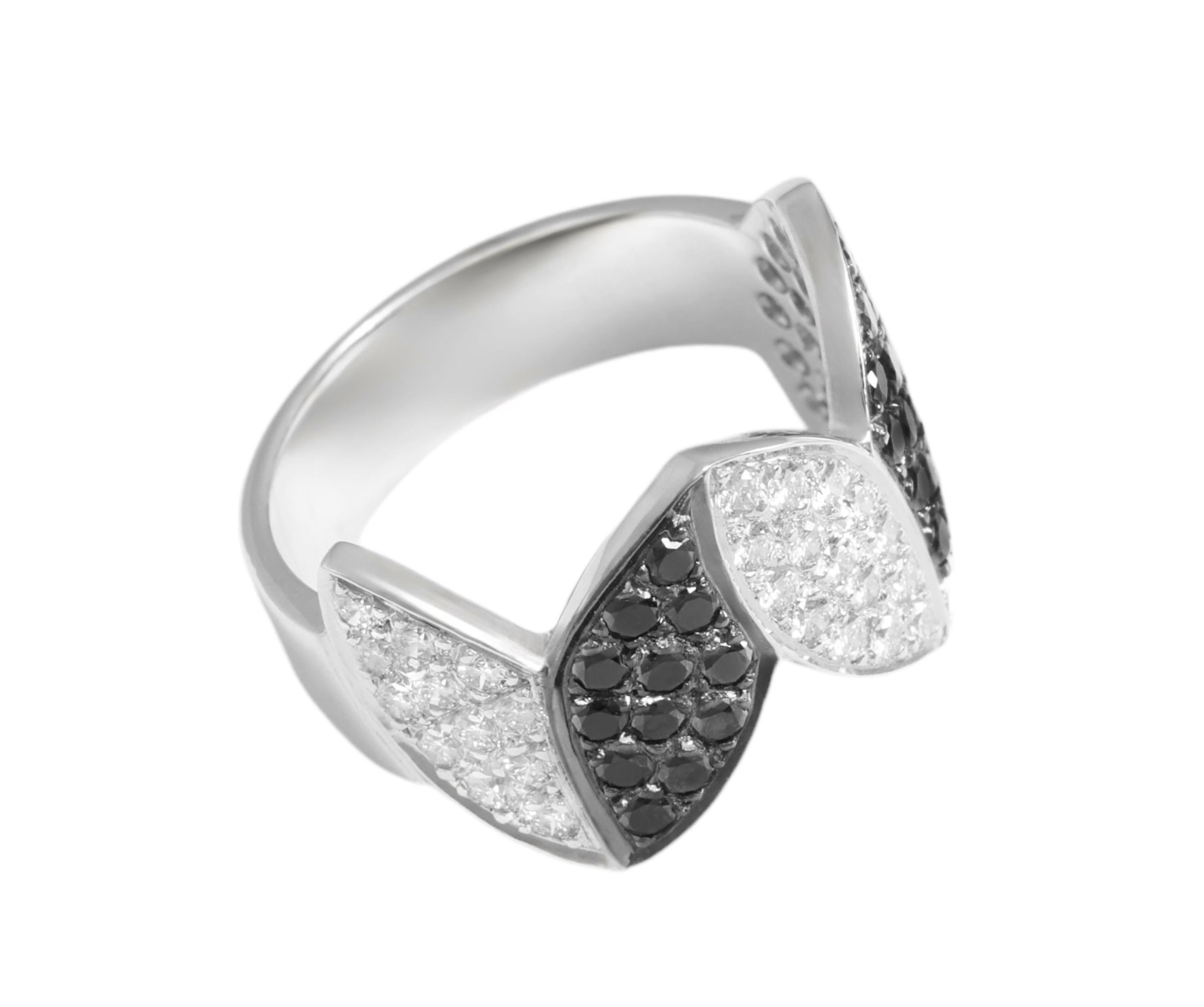 Gorgeous 18 kt. White Gold Zigzag 1.2 ct. Black & White Brilliant Cut Diamonds In New Condition For Sale In Antwerp, BE