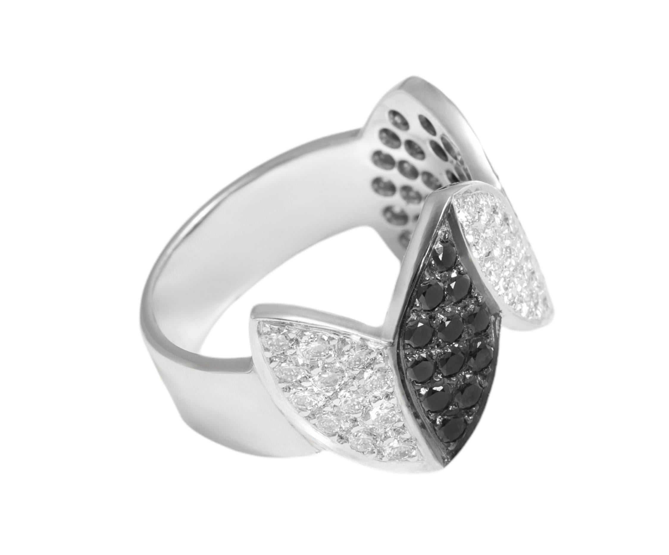 Women's or Men's Gorgeous 18 kt. White Gold Zigzag 1.2 ct. Black & White Brilliant Cut Diamonds For Sale