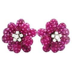Preciosos Pendientes con Clip Florales de Rubíes y Diamantes en engaste invisible de oro de 18 quilates