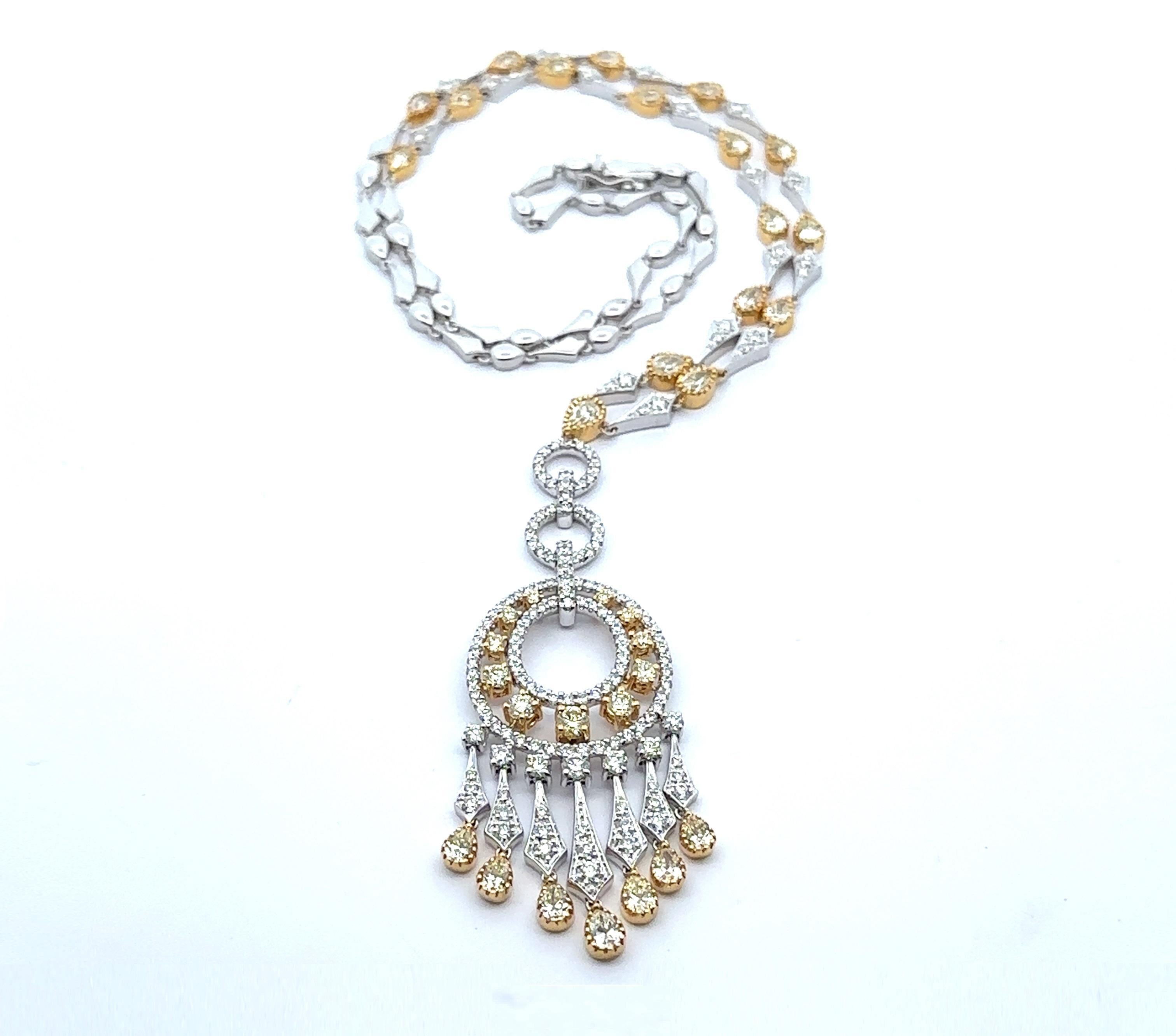 Taglio a goccia Splendida collana a lampadario in oro 18k bicolore con diamanti bianchi e gialli da 9 ct. in vendita