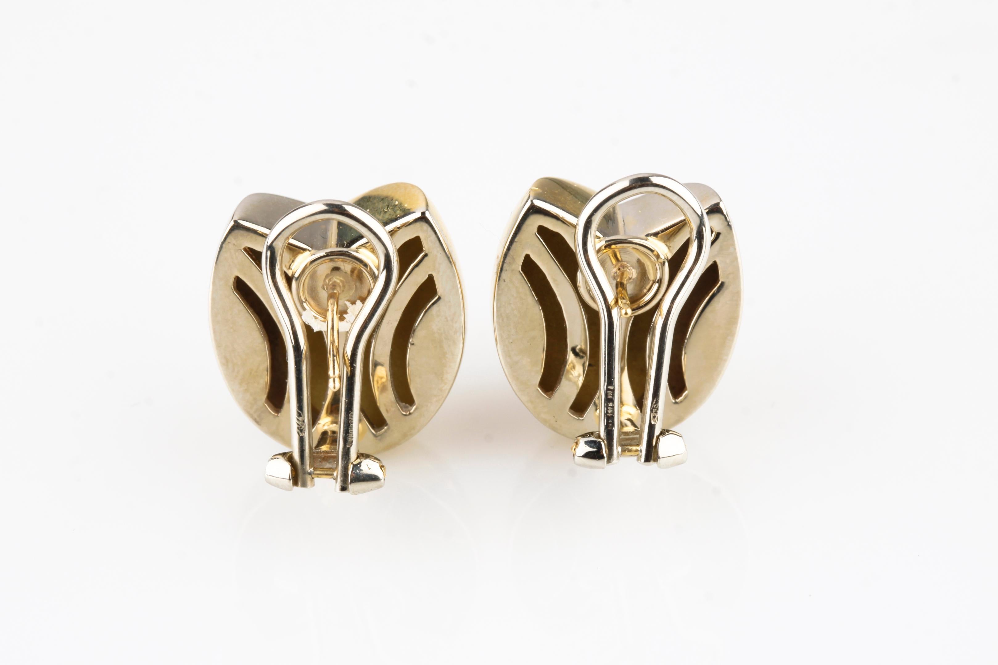 Beautiful Rosebud Earrings
Two-Tone 18k Gold
Total Mass = 16.2 grams
Length of Drop = 19 mm
Width = 14 mm