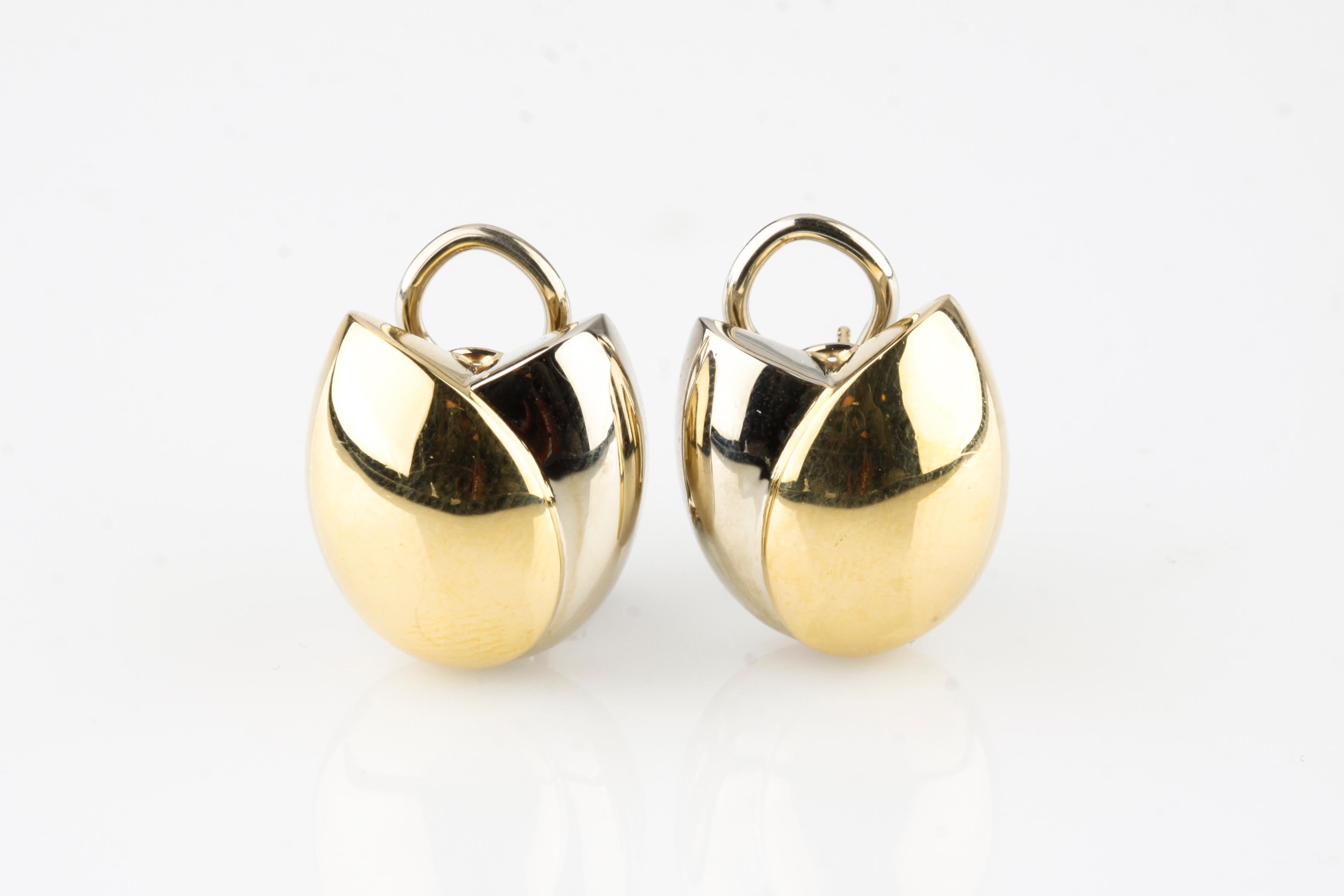 Moderne Superbes boucles d'oreilles Huggie en or bicolore 18 carats avec bouton de rose en vente