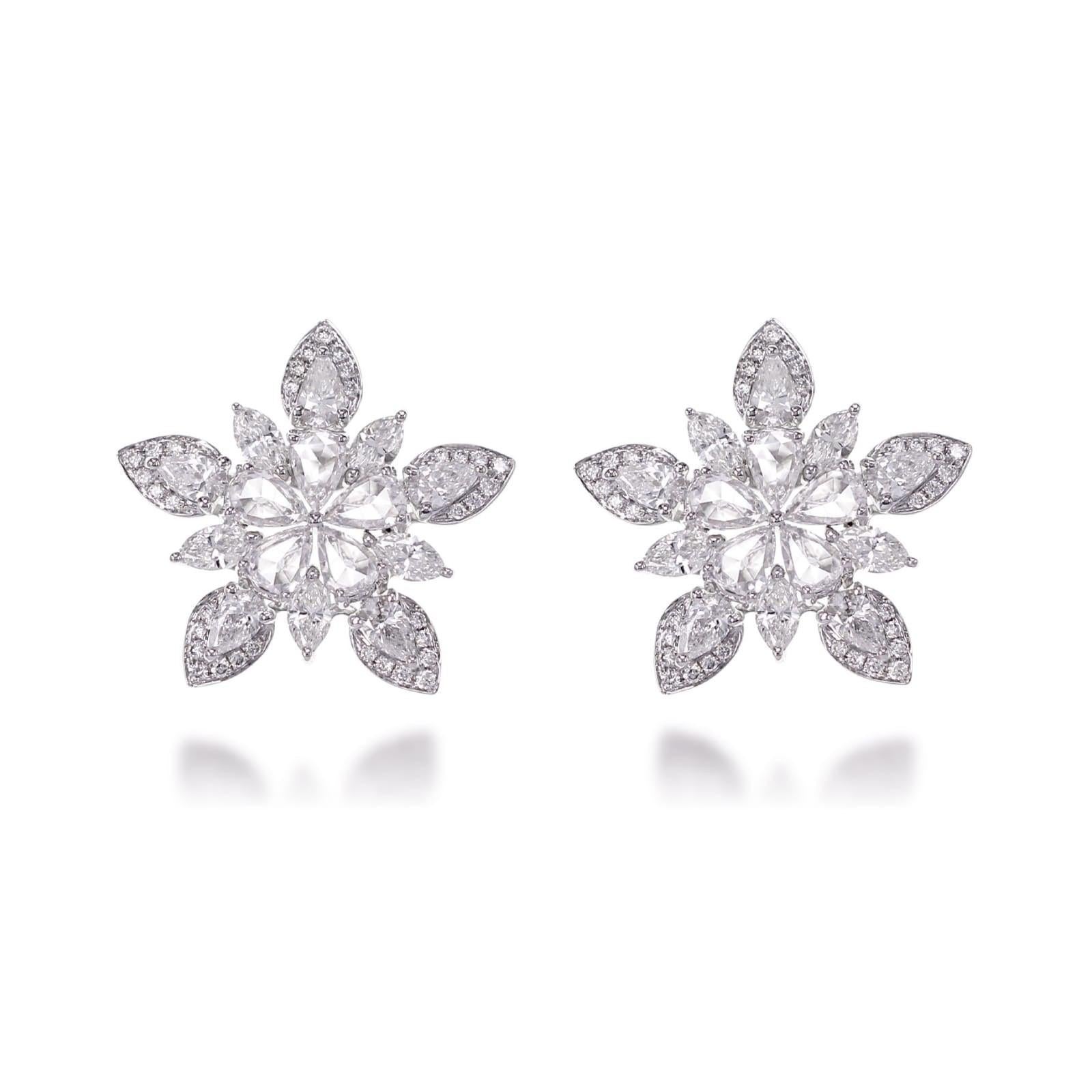 Superbe clous d'oreilles étoilés en or blanc 18 carats avec diamants de 2,80 carats Bon état - En vente à New York, NY