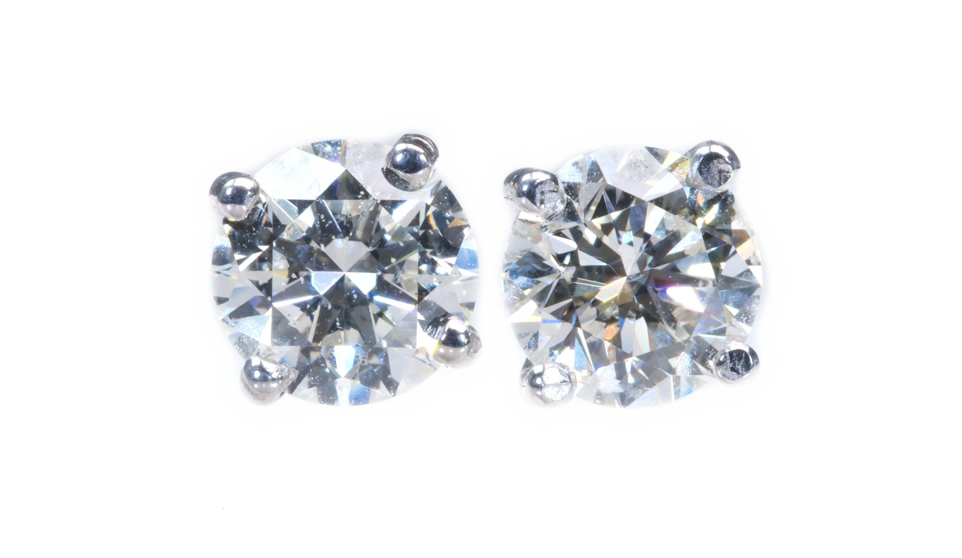 Wunderschöne Ohrringe aus 18 Karat Weißgold mit 1,40 natürlichen Diamanten (Rundschliff) im Angebot
