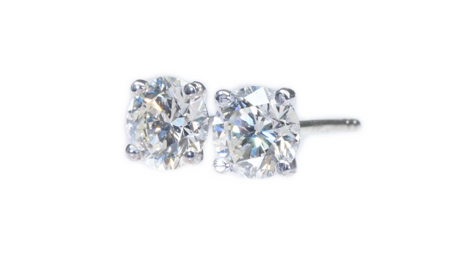 Wunderschöne Ohrringe aus 18 Karat Weißgold mit 1,40 natürlichen Diamanten im Angebot 1