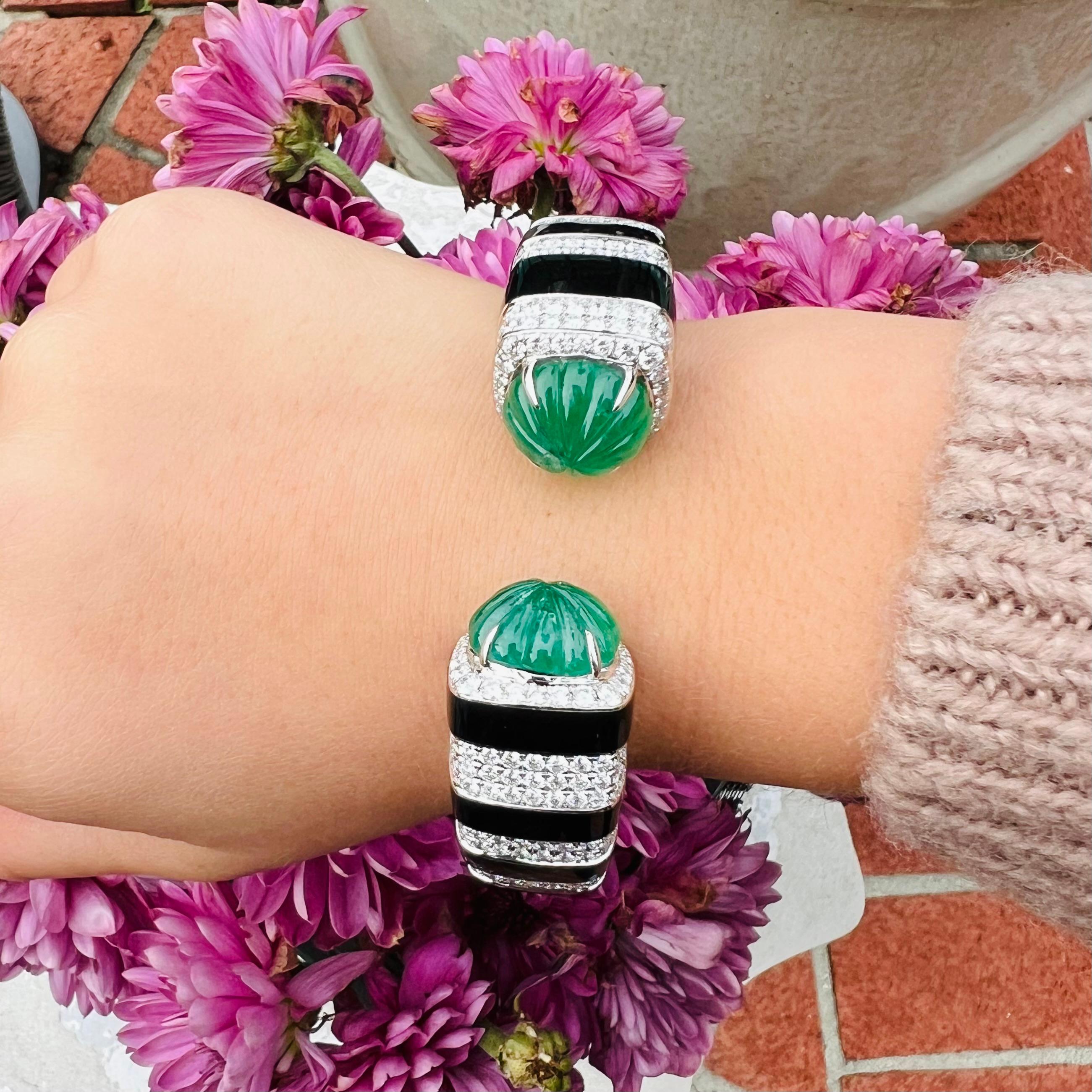 Für die Liebhaberin des Art déco mit kühnem Stil! Dieses Manschettenarmband mit Scharnier aus 18 Karat Weißgold ist mit Streifen
