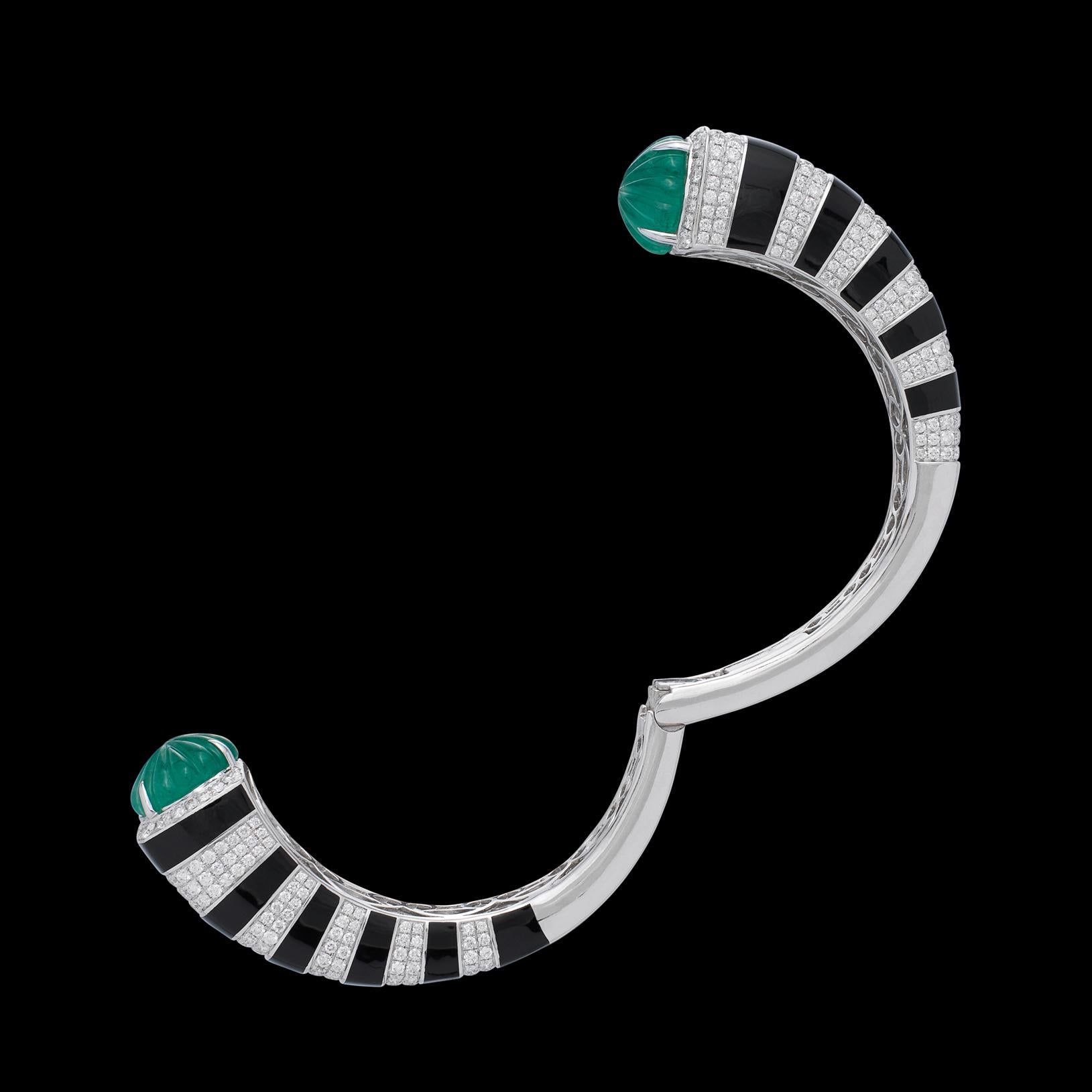 Wunderschönes Manschettenarmband aus 18k Weißgold, Smaragd und Diamant (Rundschliff) im Angebot