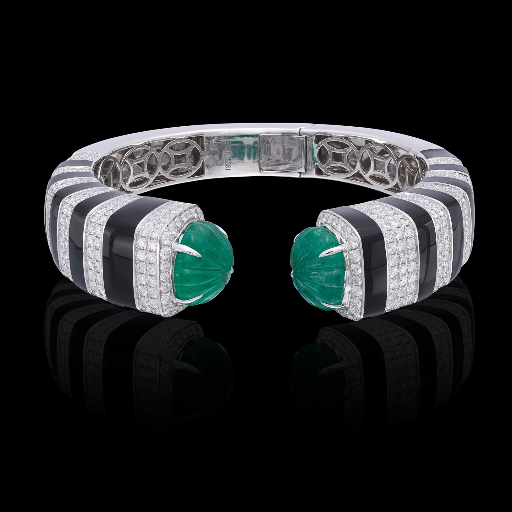 Wunderschönes Manschettenarmband aus 18k Weißgold, Smaragd und Diamant Damen im Angebot