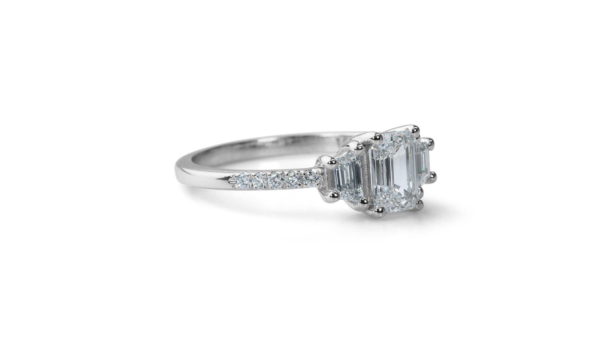 Gorgeous 18k White Gold Natural Diamond 3 Stone Ring w/1.47 ct - GIA Certified  In New Condition For Sale In רמת גן, IL