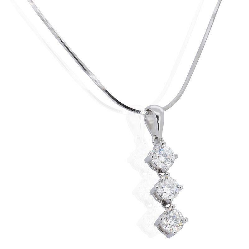 A beautiful necklace with a dazzling 0.9 carat Round Brilliant diamond. The jewelry is made of 18k white gold with a high quality polish. It comes with an GIA certificate and a fancy jewelry box.

3 diamond main stone of 0.9 carat
cut: Round