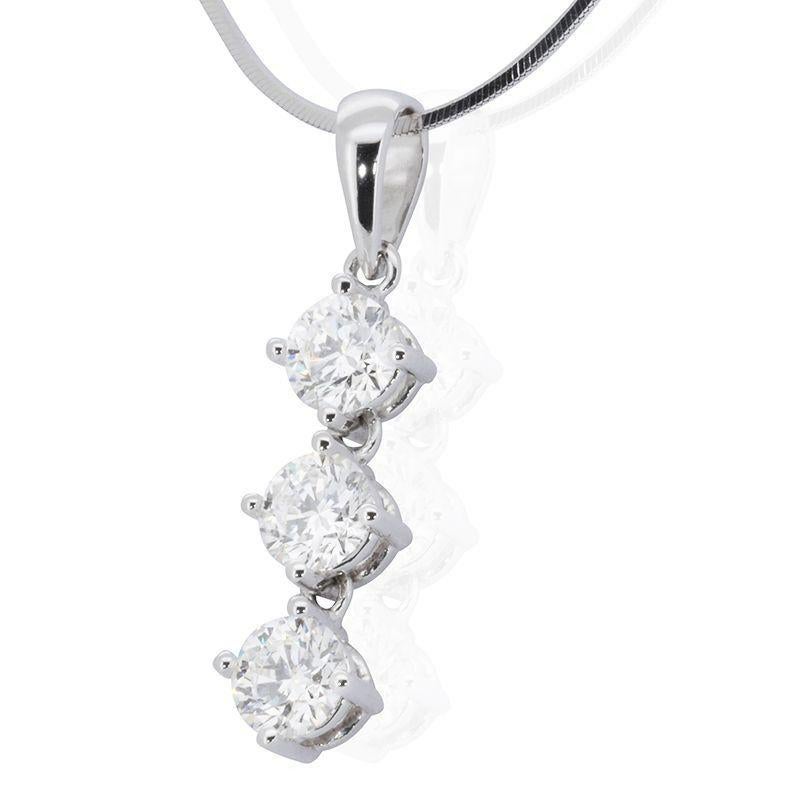 Gorgeous 18K White Gold Pendant with 0.9 ct Natural Diamonds GIA Certificate In New Condition In רמת גן, IL