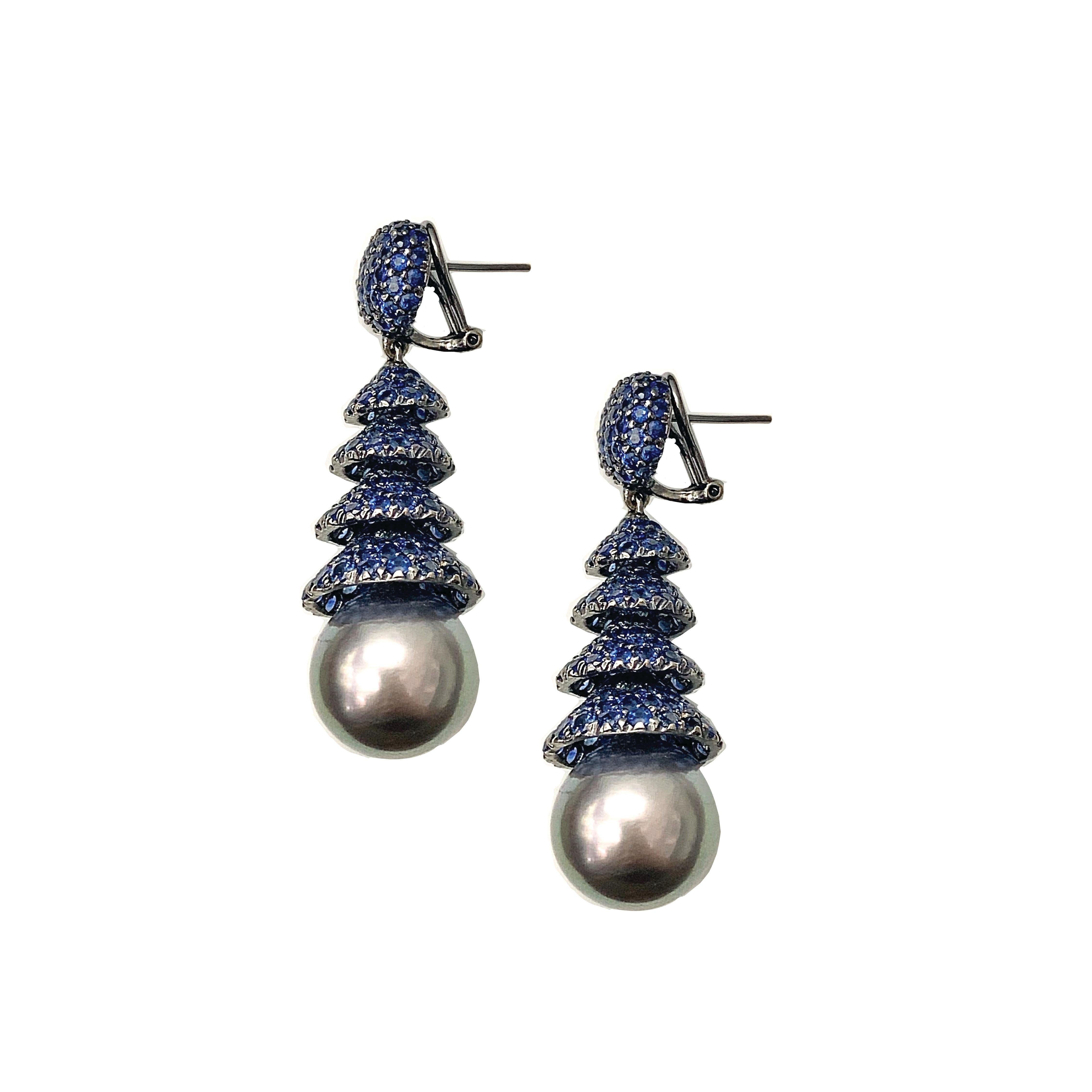 Sophia D. Boucles d'oreilles en or blanc avec perles noires et saphirs bleus Neuf - En vente à New York, NY