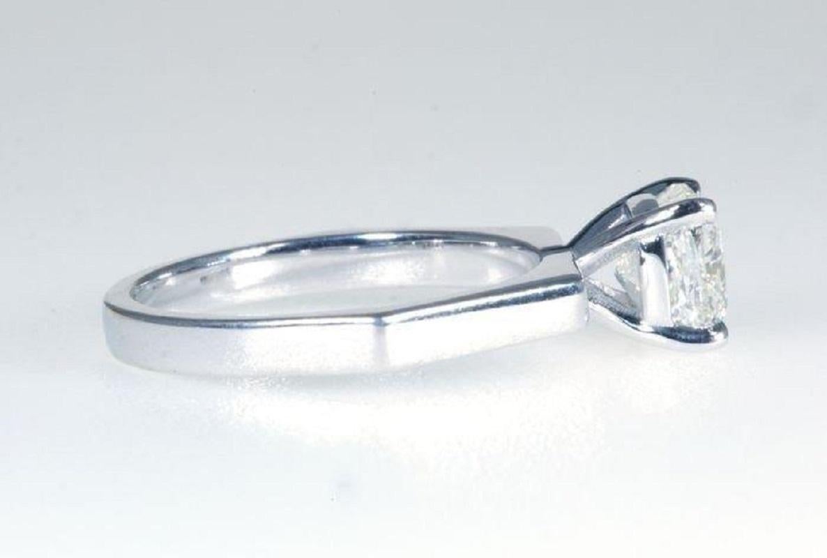 Magnifique bague en diamant de style Art Déco avec coussin idéal et brillant avec paramètres EX EX plein de brillance et d'étincelles.

Le poids de l'anneau est de 2,6 grammes 18K

taille:54 -jusqu'à 3 tailles tailles libres
disponible en rose et