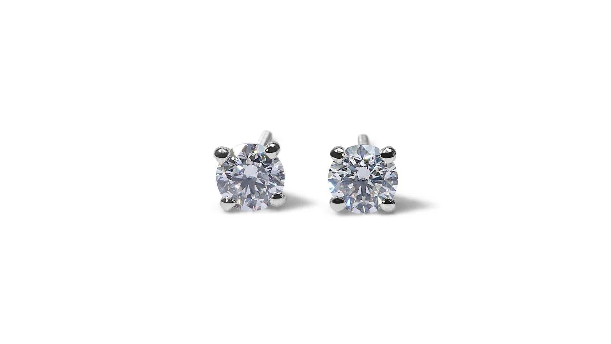 Magnifique paire de boucles d'oreilles avec d'éblouissants diamants ronds de 0,8 carat. Le bijou est fabriqué en or blanc 18 carats avec un polissage de haute qualité. Il est accompagné d'un certificat GIA et d'une boîte à bijoux de luxe.

2