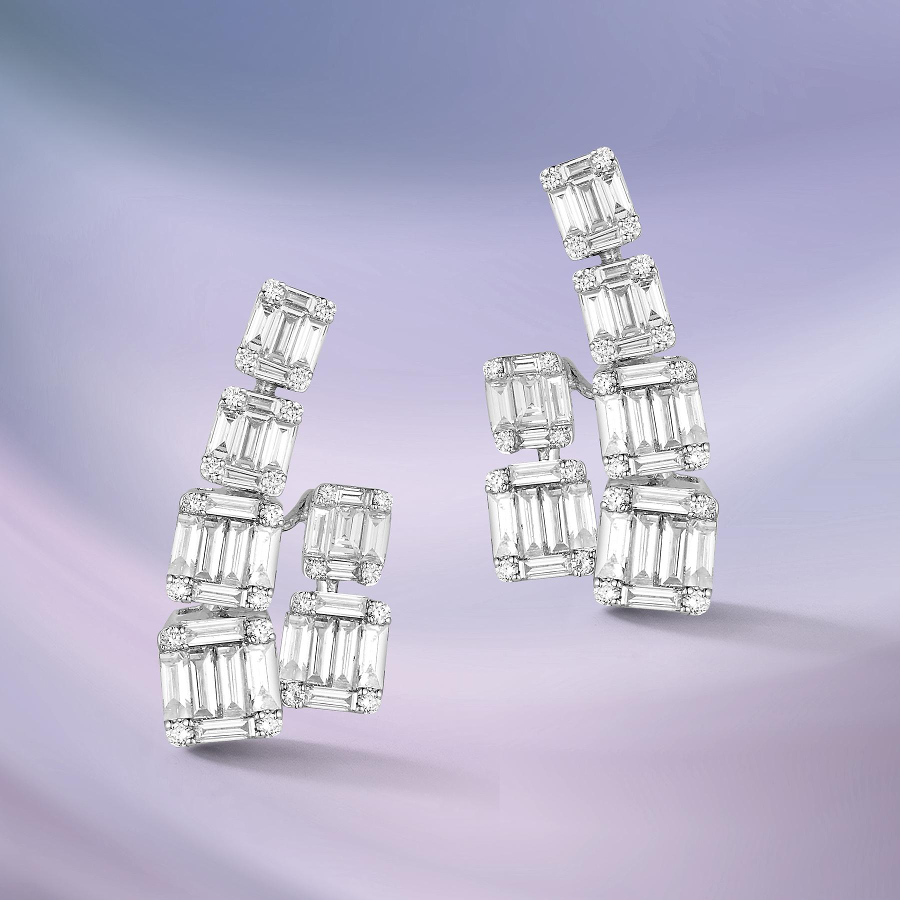 Moderne Magnifiques boucles d'oreilles suspendues inhabituelles en or blanc 18 carats avec plus de 100 diamants en vente