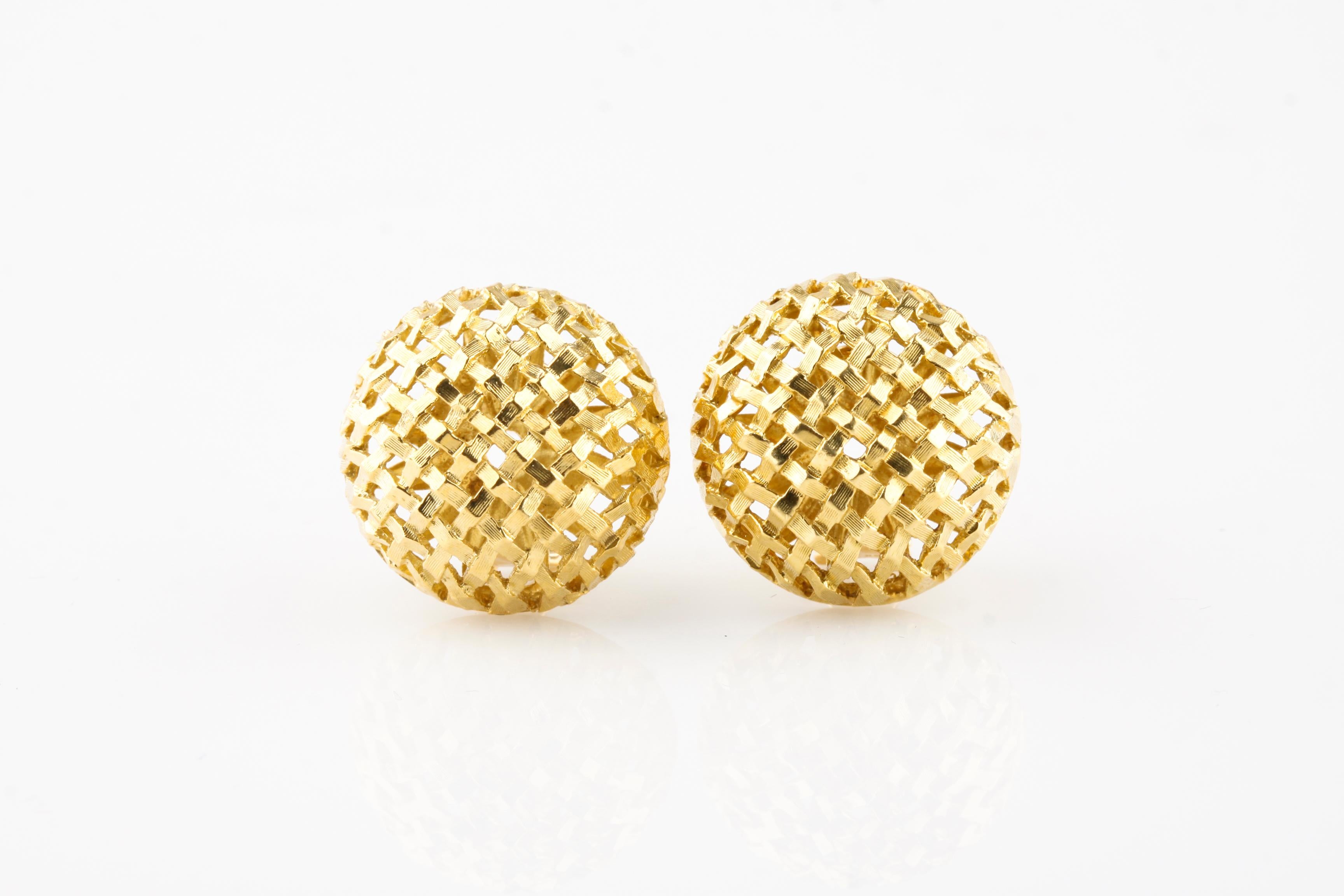 Beautiful Delicate Basketweave 18k Yellow Gold Earrings
Design Domed Over Circular Setting
Diameter of Setting = 20 mm
Total Mass = 15.1 grams
Gorgeous, Unique Gift!