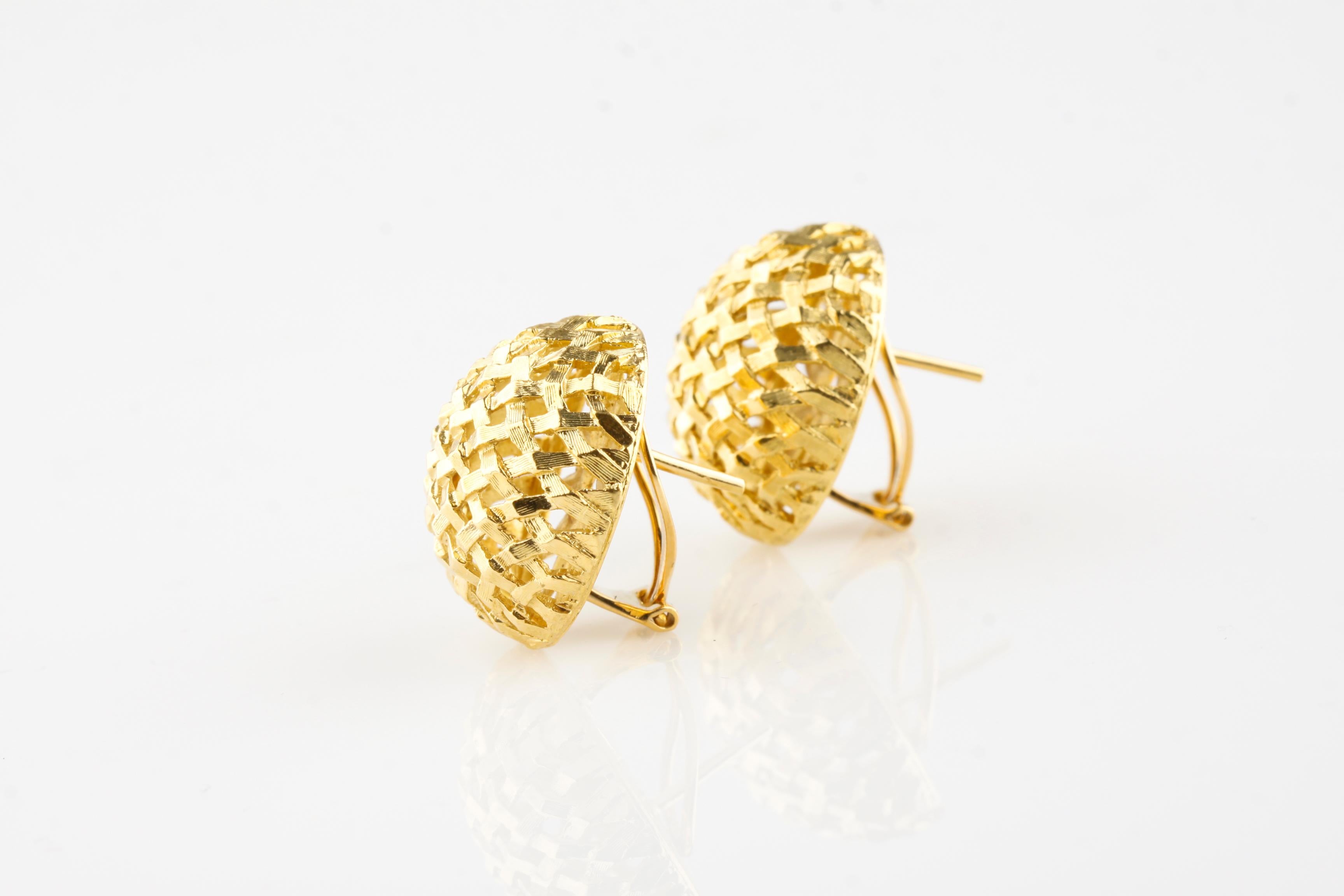 Modern Gorgeous 18k Yellow Gold Basketweave Mesh Dome Huggie Earrings with Omega Backs For Sale