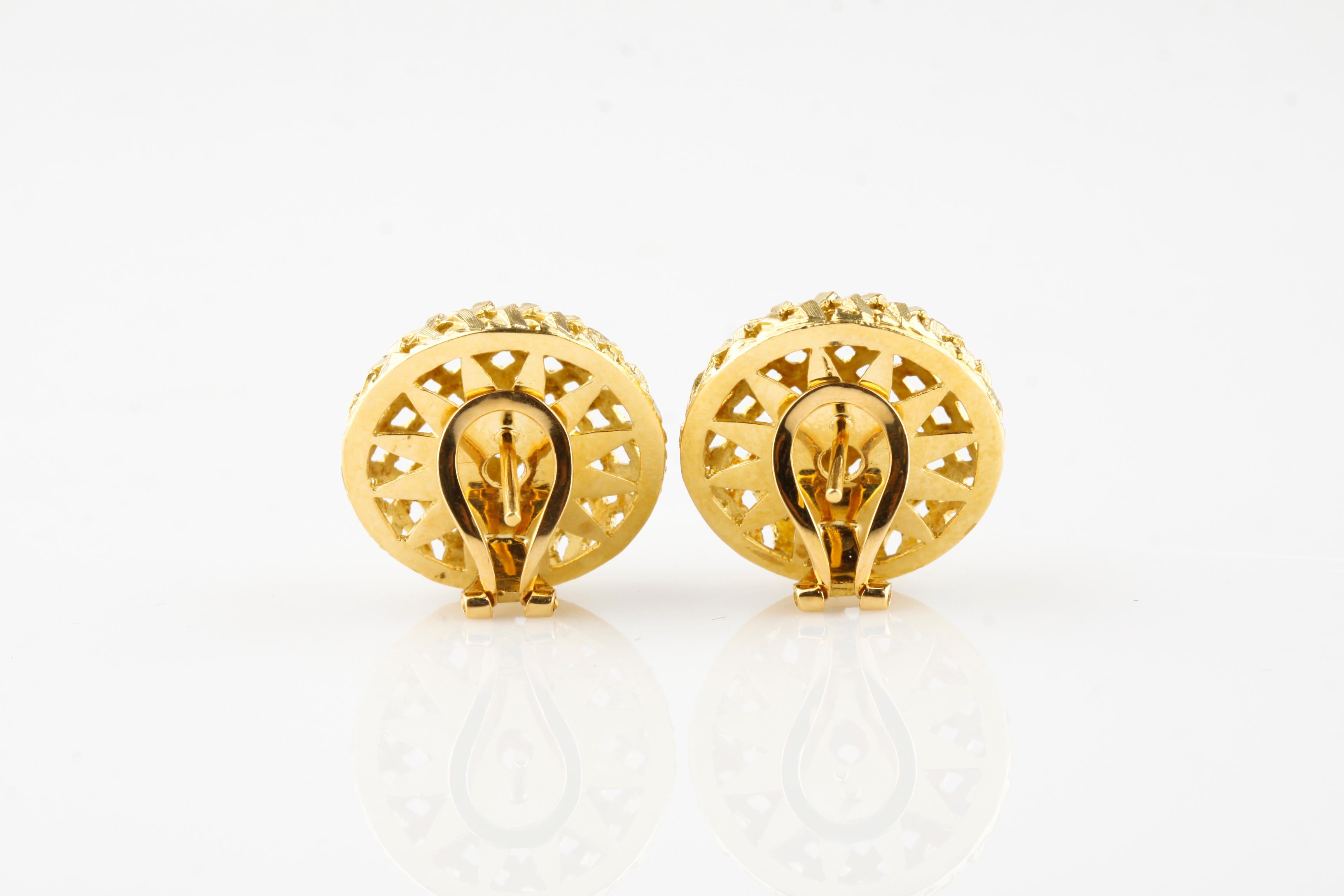 Gorgeous 18k Yellow Gold Basketweave Mesh Dome Huggie Earrings with Omega Backs In Good Condition In Sherman Oaks, CA