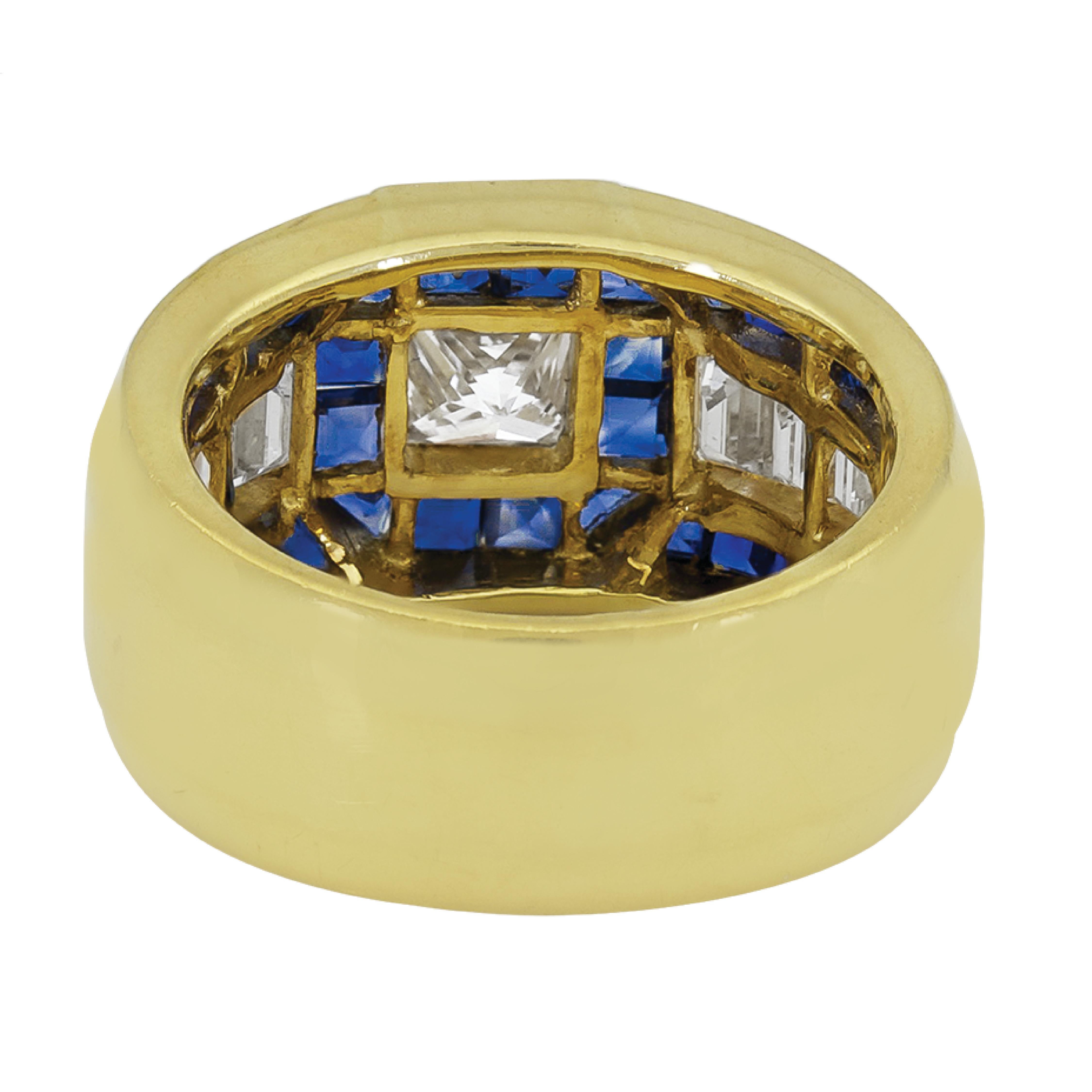 Art déco Bague dôme Sophia en or jaune avec diamants de 0,64 carat au centre et saphirs bleus en vente
