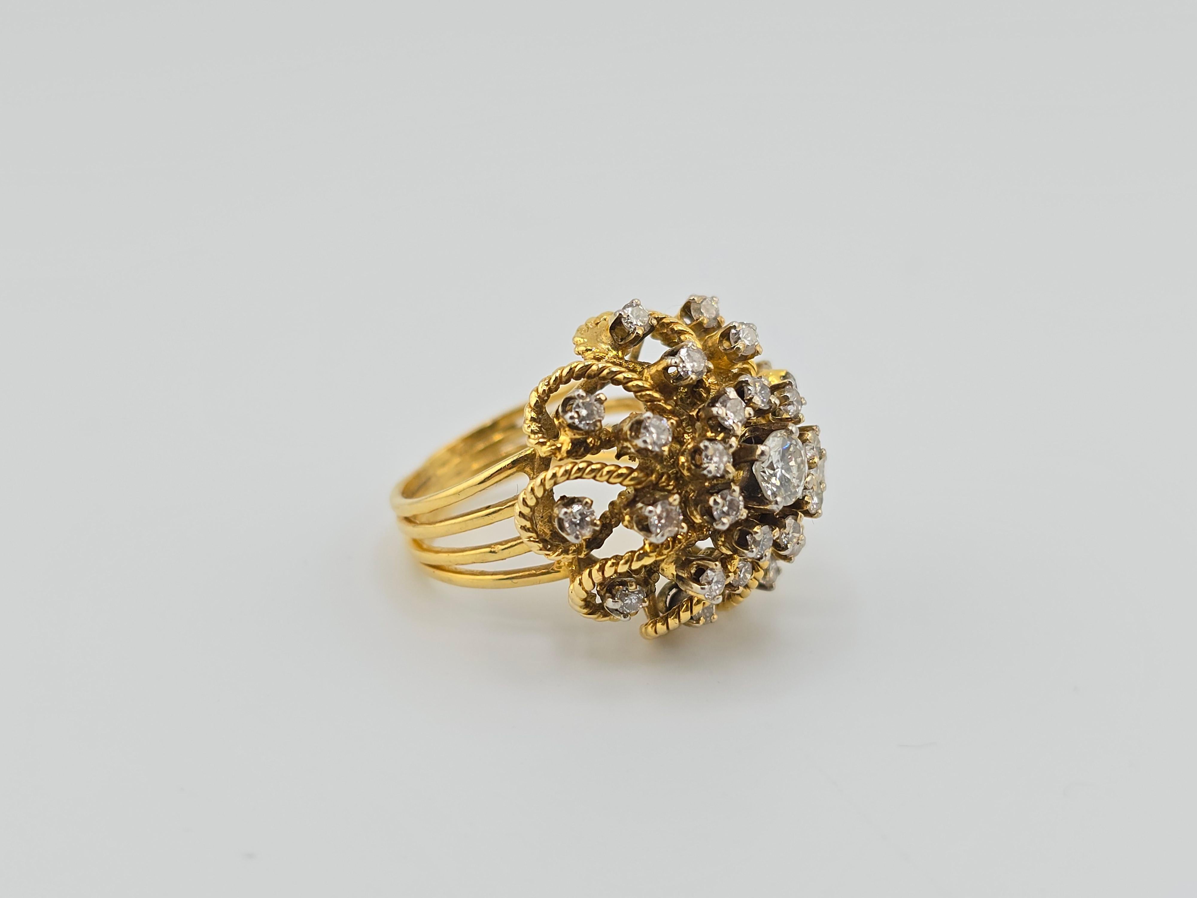 Dies ist ein wunderschöner Diamantring aus 18 Karat Gelbgold. Es ist eine Kuppel Stil Ring mit vielen Diamanten verstreut rund um. Die Qualität der Diamanten ist sehr gut und reicht von Vs bis SI Clarity. Der Mittelstein ist ein VS Klarheit und die