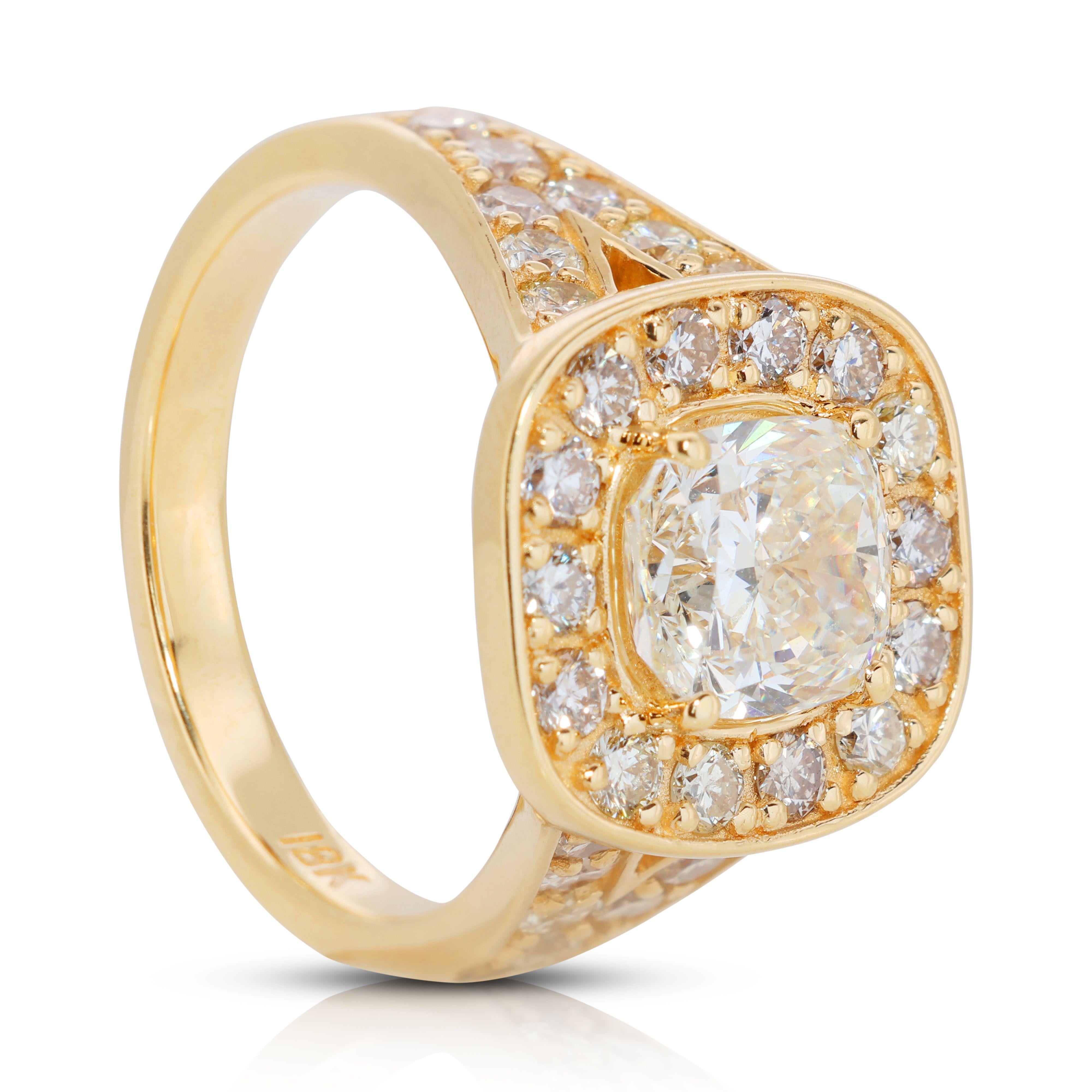 Gorgeous 18k Yellow Gold Halo Ring with 3.25 Ct Natural Diamonds AIG Certificate For Sale 1