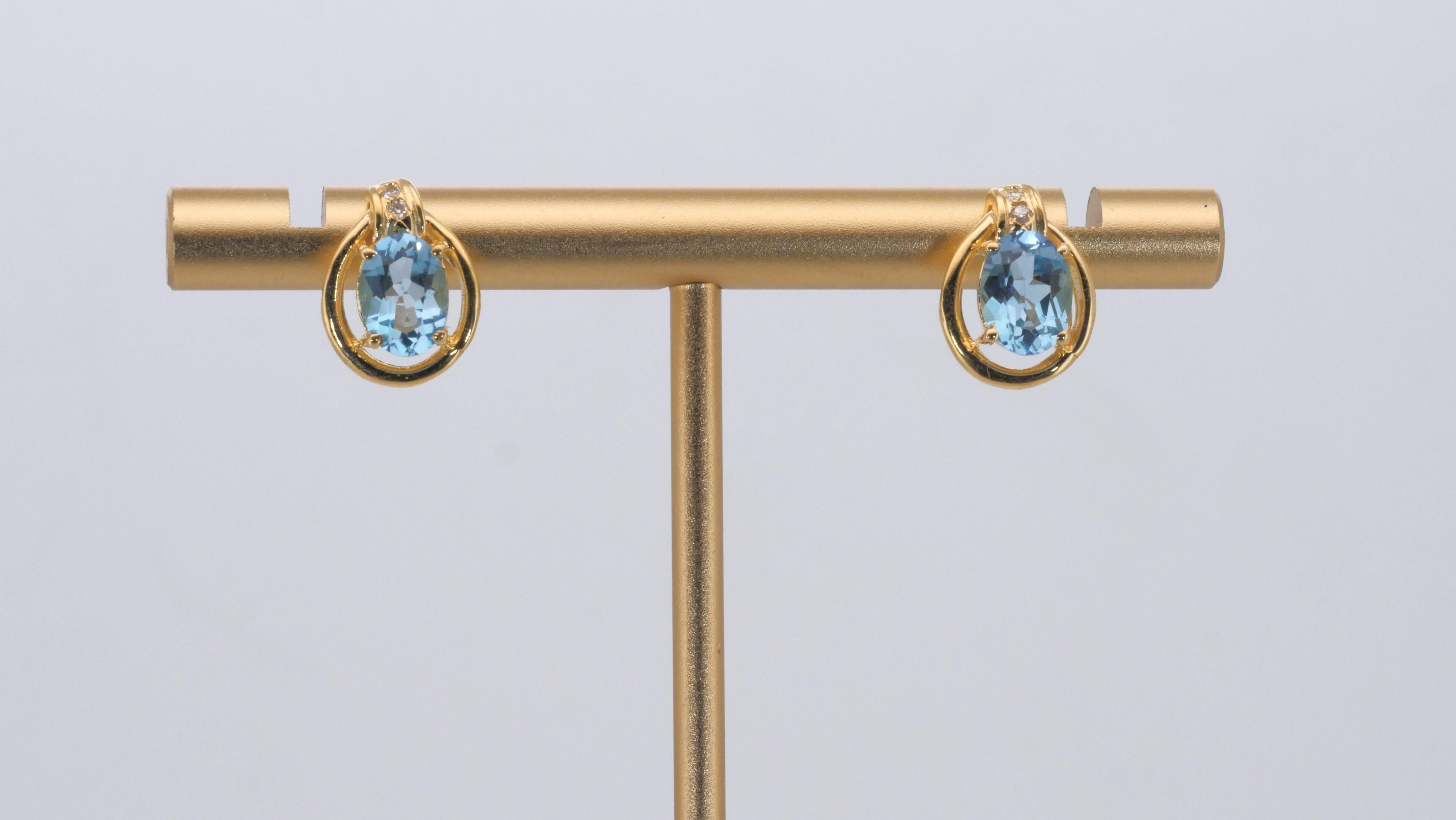 An elegant pair of stud earrings with a dazzling 1.6 carat natural topaz. It has 0.30 carat of side diamonds which add more to its elegance. The jewelry is made of 18k yellow gold with a high quality polish. It comes with a fancy jewelry